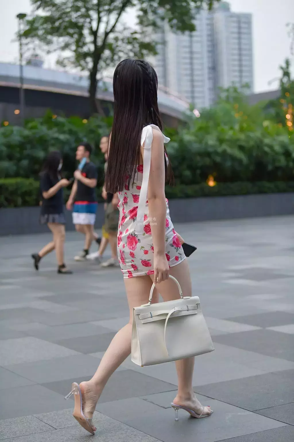 精选街拍作品 NO.2410 粉色碎花连衣裙 美女街拍写真美图合集-丽图社