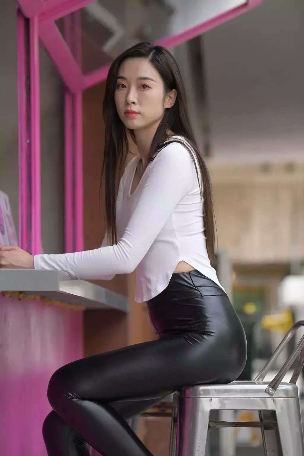 精选街拍作品 NO.1983 油亮的紧身皮裤3 时尚亚洲美女街拍-丽图社