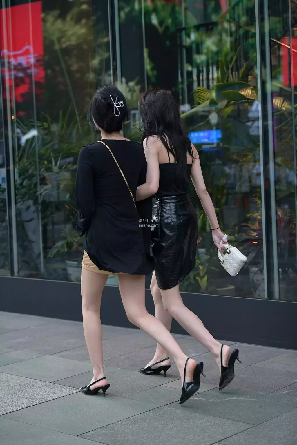 精选街拍作品 NO.2424 靓丽皮裙搭配1 街拍美女丁隐照片-丽图社