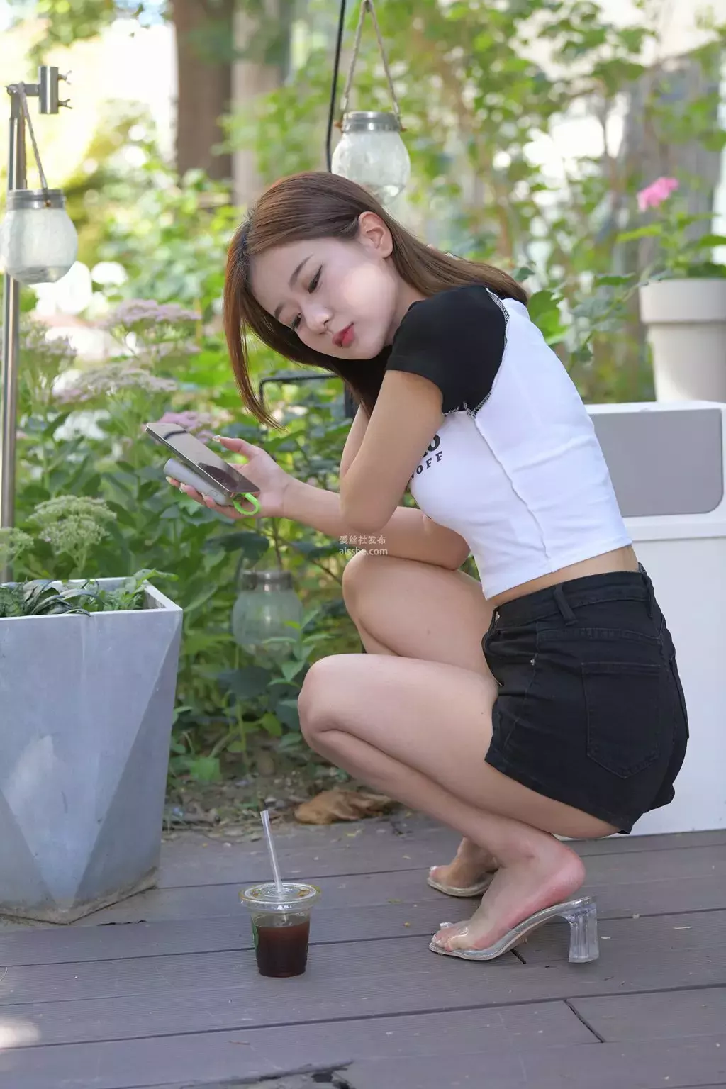 精选街拍作品 NO.1503 黑色热裤女孩4 爱上辣妈紧身牛仔裤-丽图社