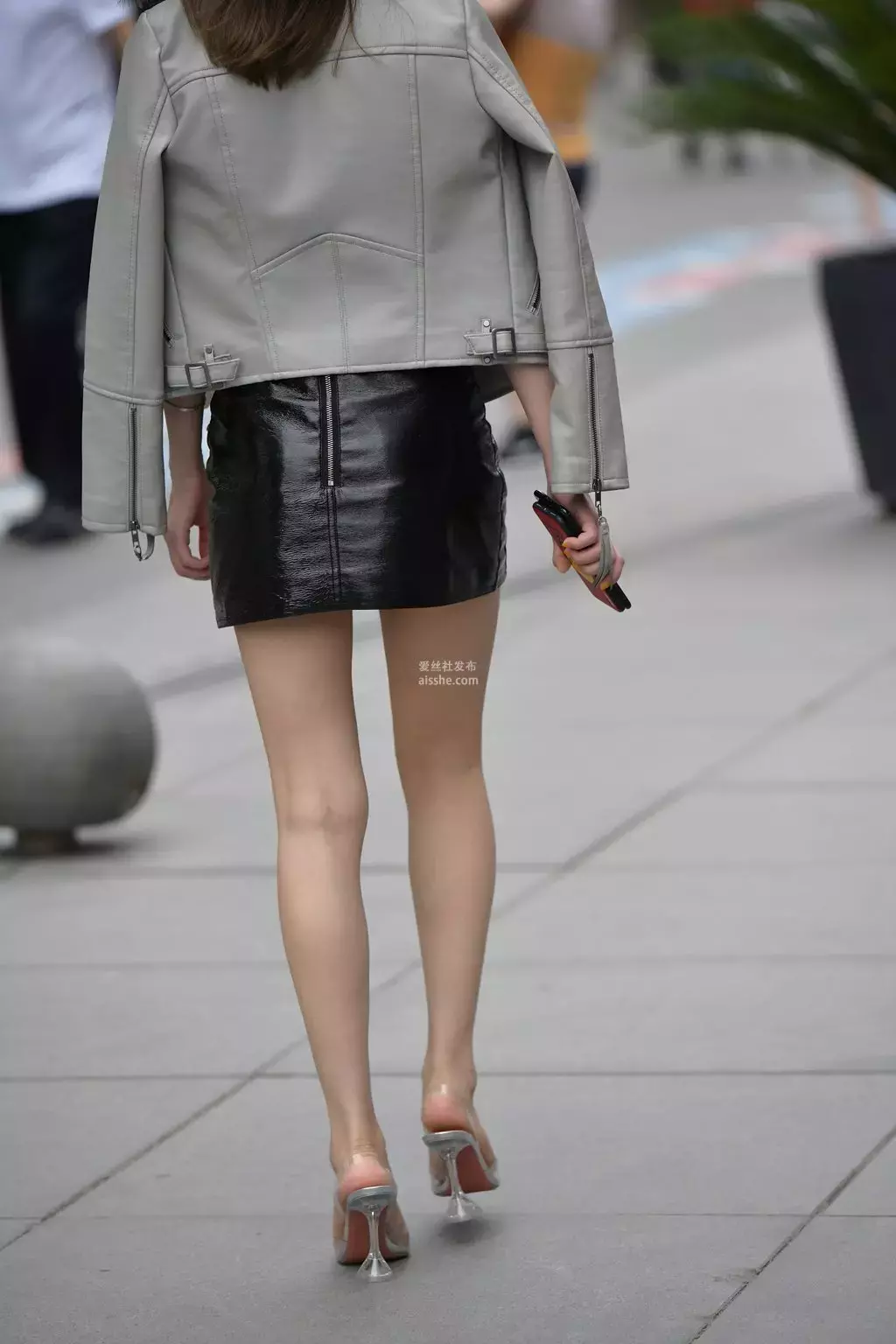 精选街拍作品 NO.2346 靓丽黑色皮裙 街拍走光美女-丽图社