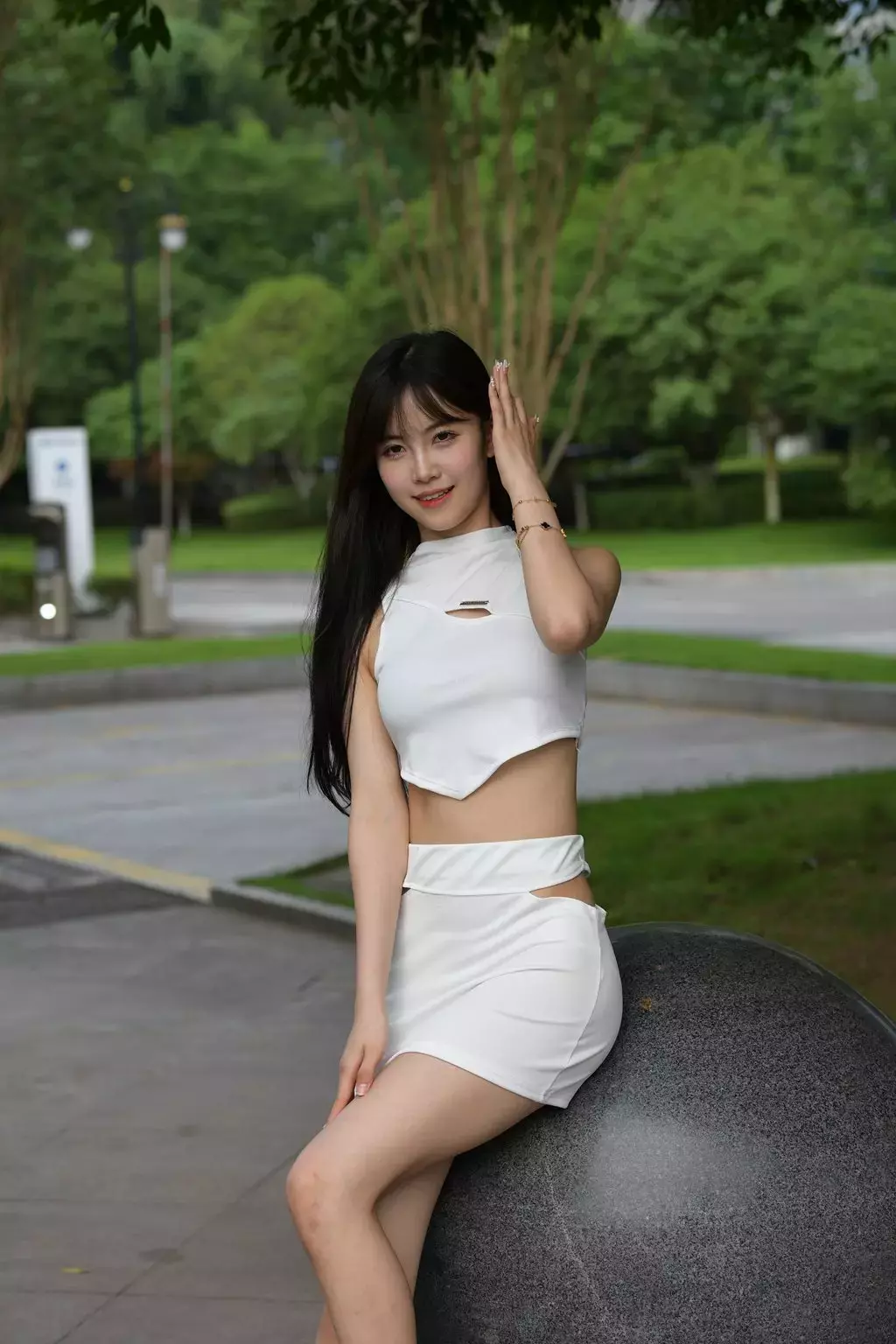 精选街拍作品 NO.2277 白色套装裙 长腿美女街拍写真4K壁纸-丽图社