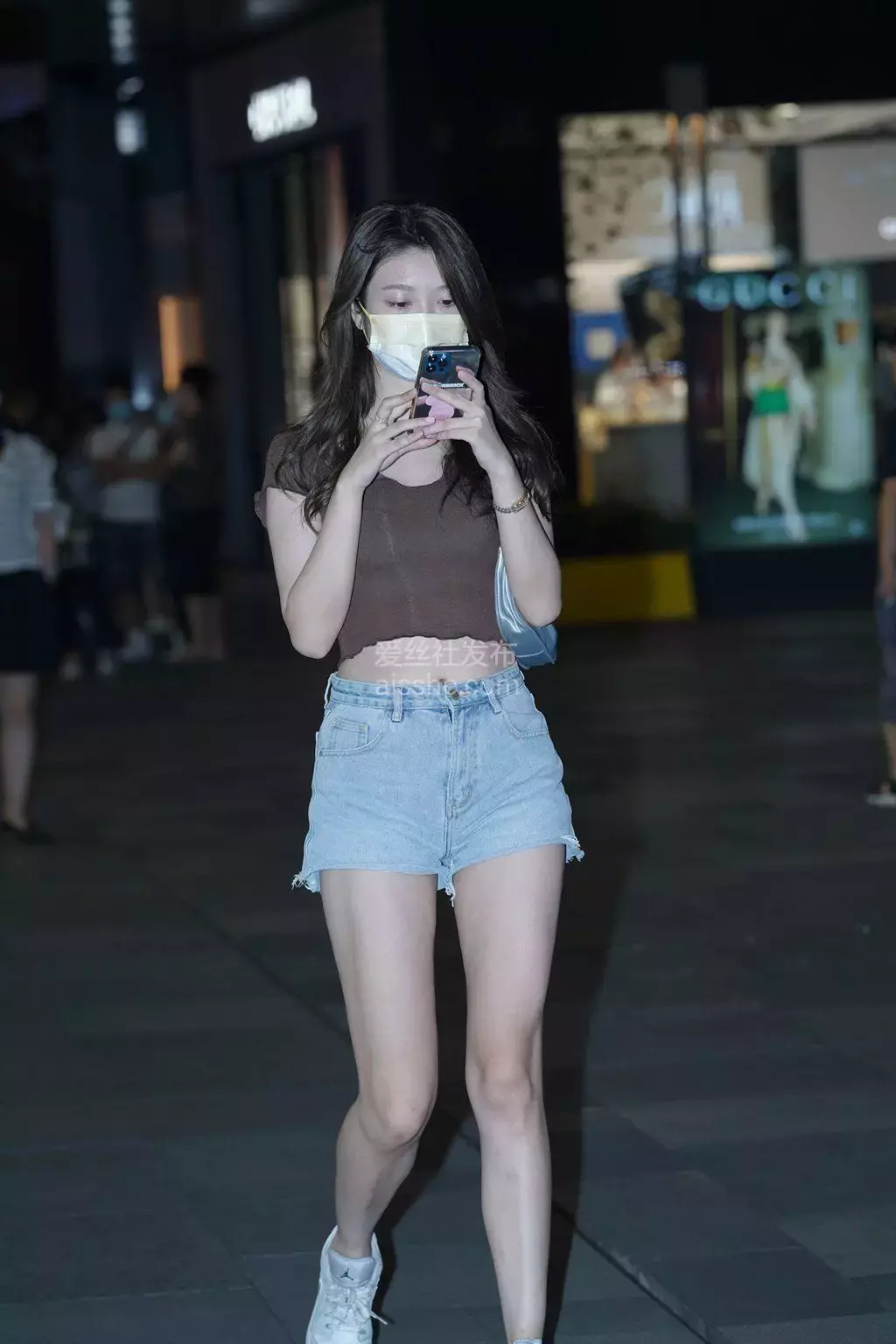 精选街拍作品 NO.1402 玩手机的热裤美女 明星爱街拍-丽图社