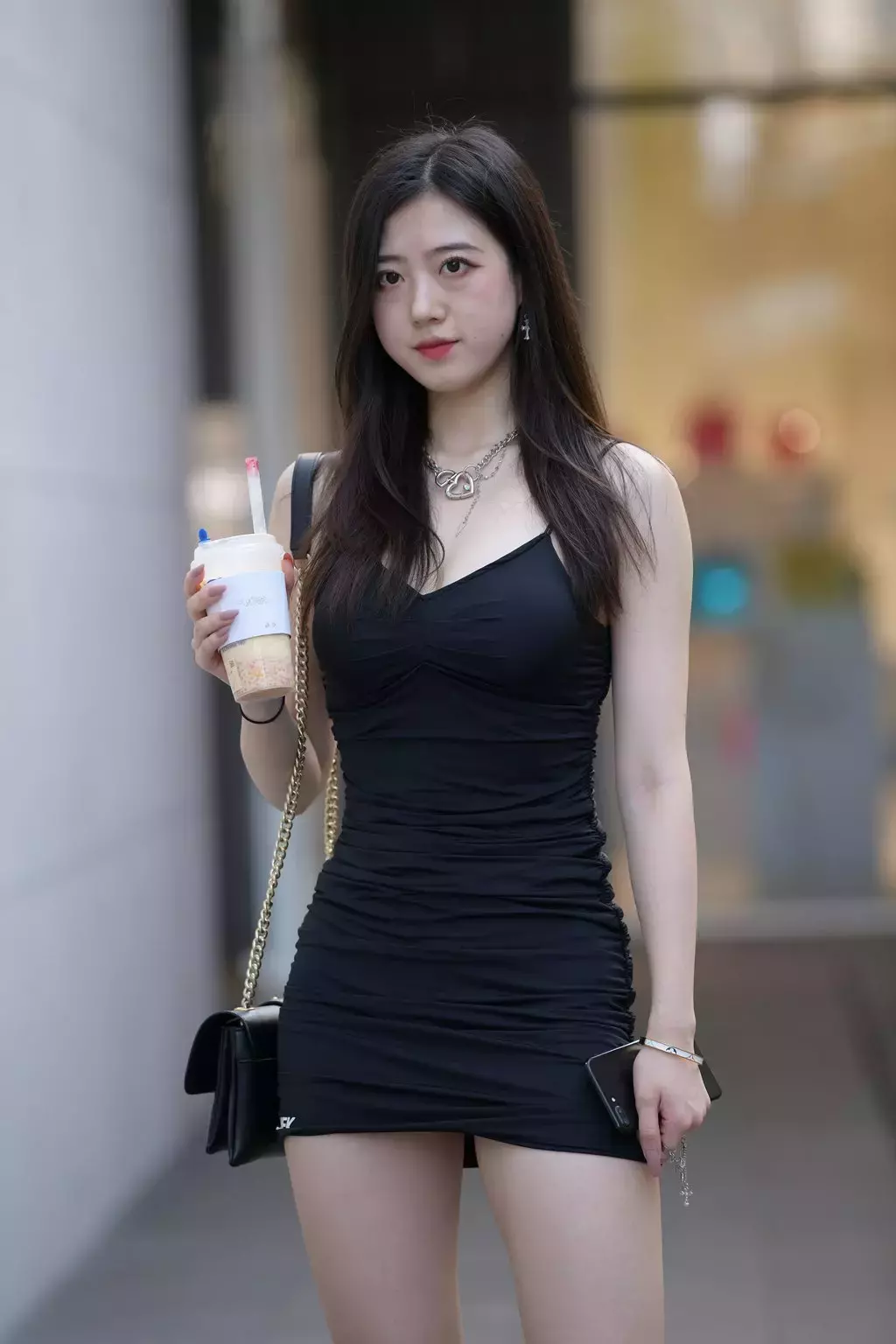 精选街拍作品 NO.1330 漂亮的吊带连体黑裙美女 大师原创街拍-丽图社