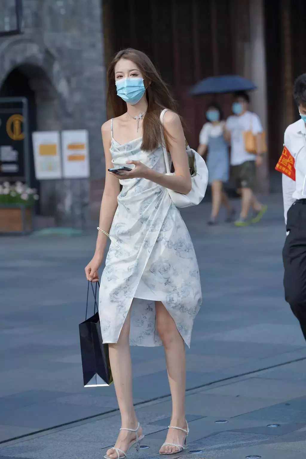 精选街拍作品 NO.1417 飘逸姓感的吊带长裙美女 街拍美女们的魅力-丽图社