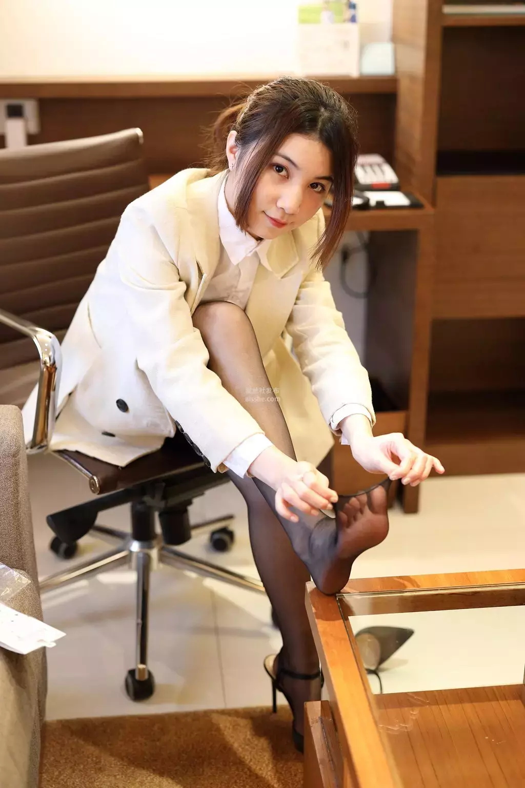 魔镜街拍 NO.176 辉辉模拍作品 – 丝袜调查员 街拍牛叔-丽图社