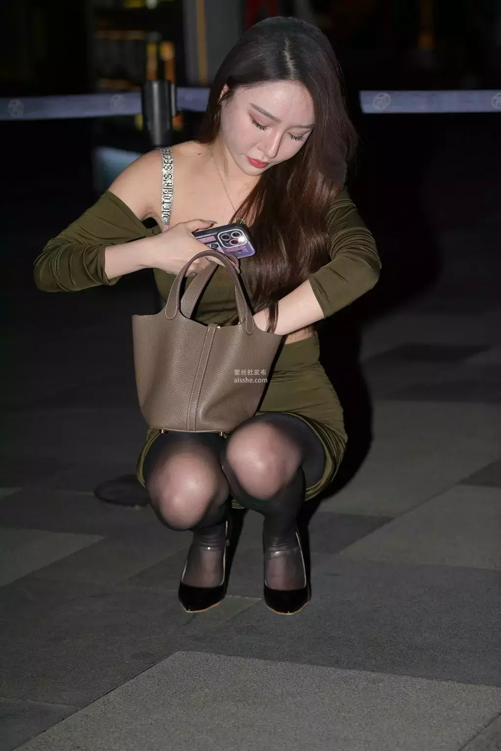 精选街拍作品 NO.1933 嘿丝墨绿色包臀裙高跟 长腿美女街拍写真4K壁纸-丽图社