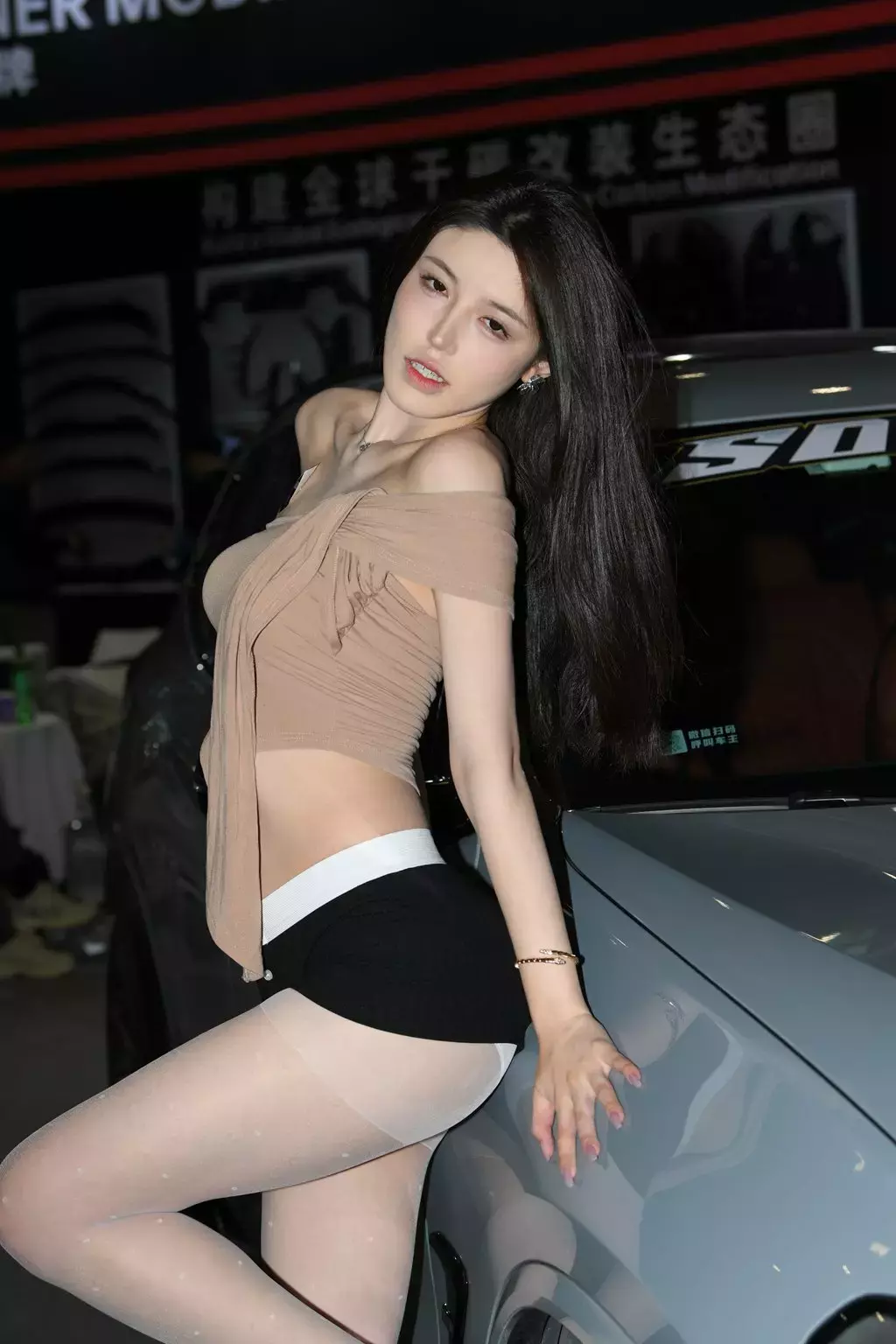 精选街拍作品 NO.2490 黑色短裤好身材 街拍美女尴尬瞬间-丽图社