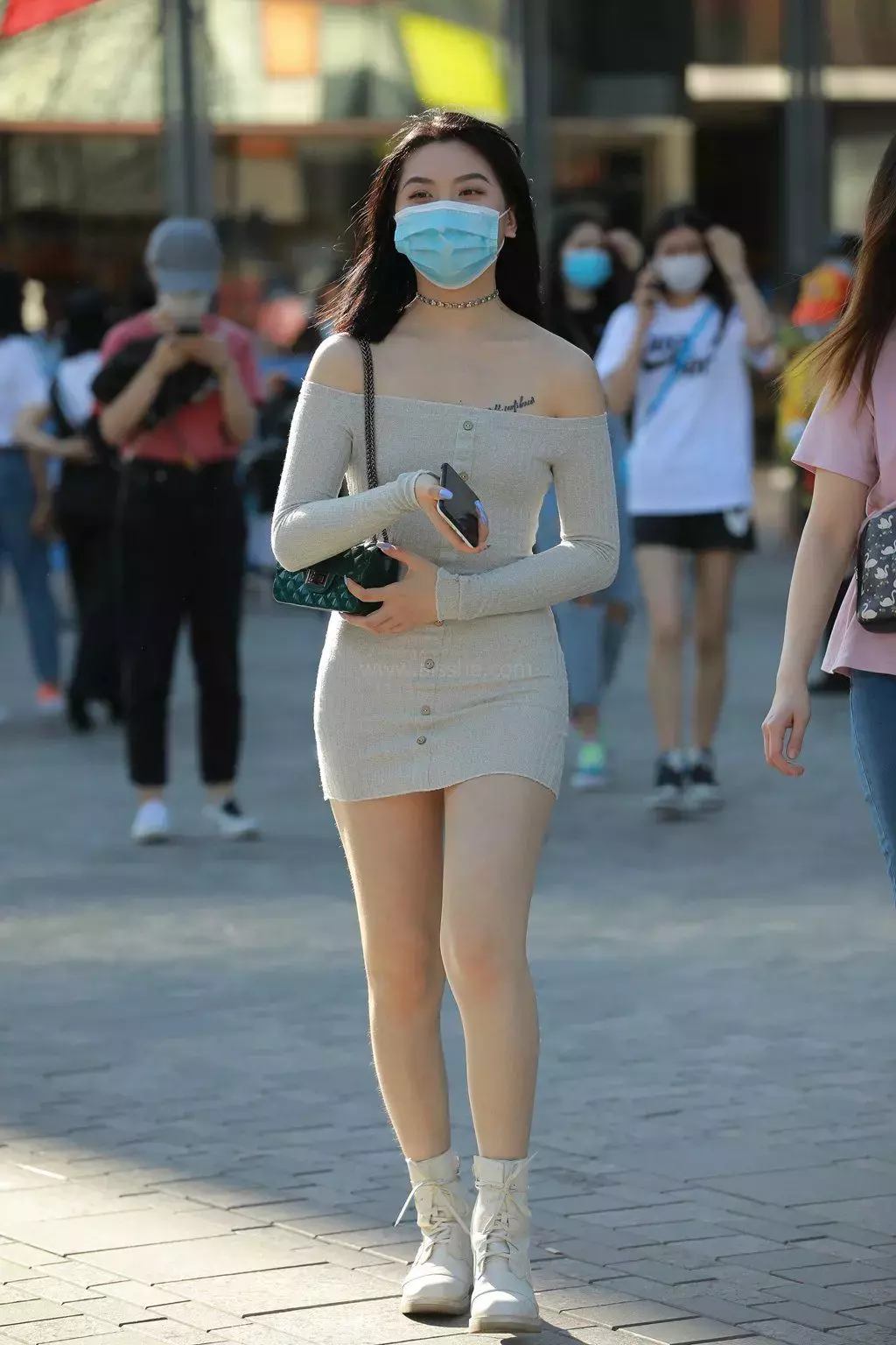 精选街拍作品 NO.1211 漂亮的一字抹胸装美女 街拍美术馆-丽图社