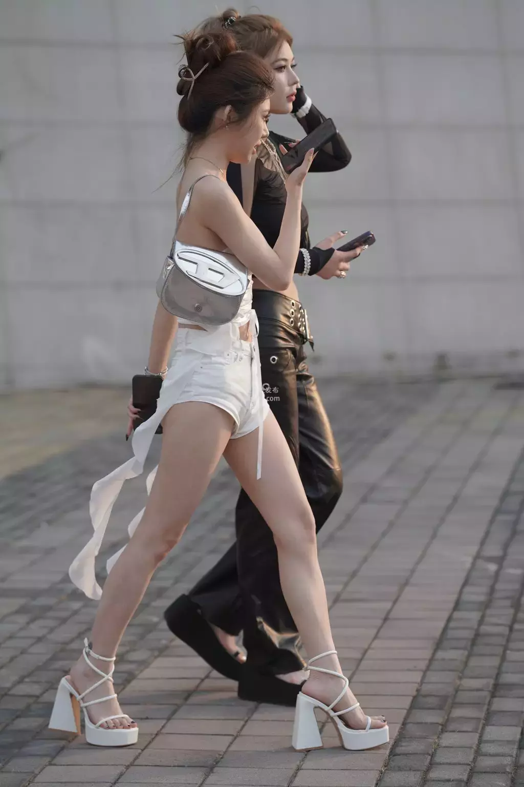 精选街拍作品 NO.2212 黑色热裤白色热裤美腿香肩 土味街拍大赏-丽图社