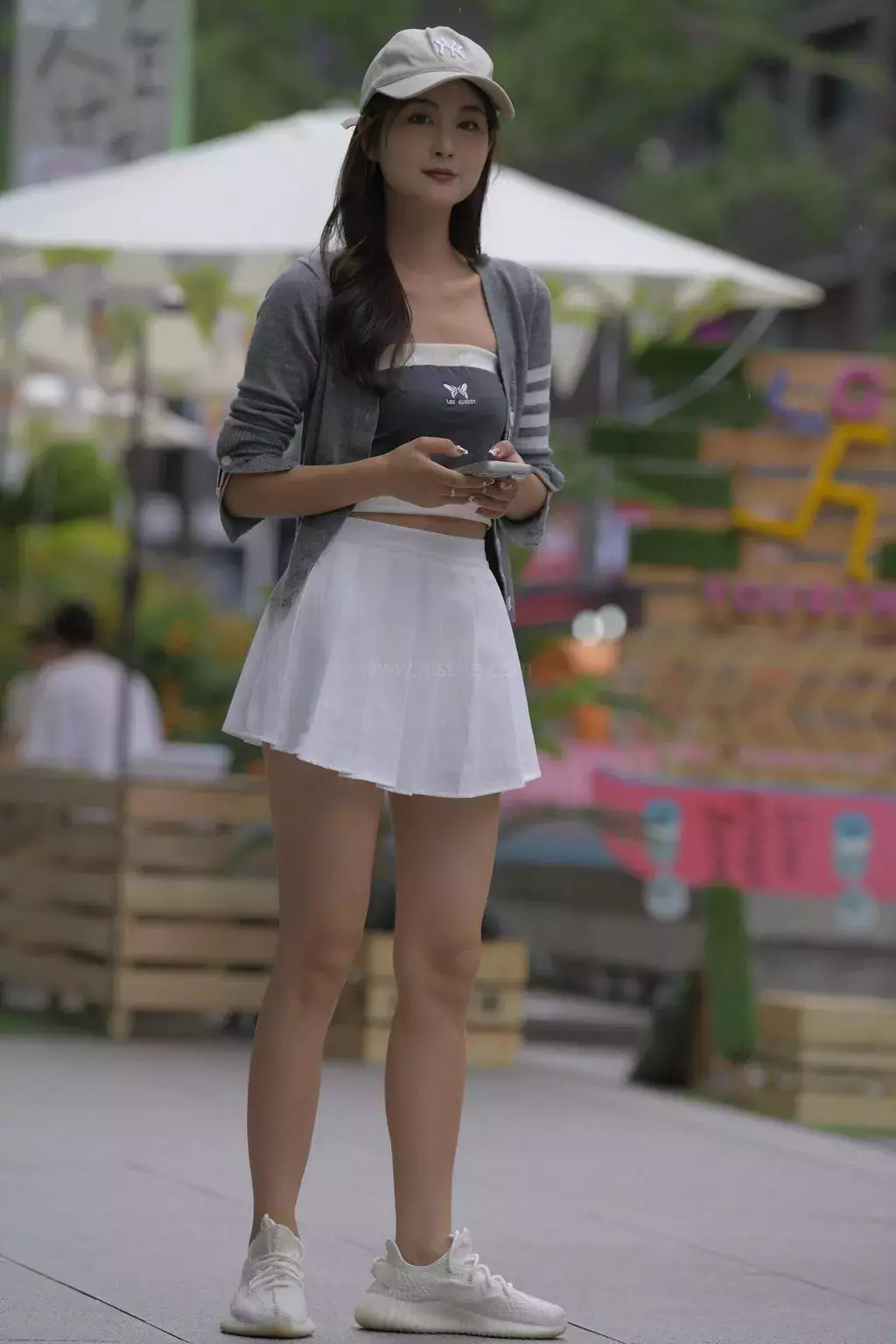 精选街拍作品 NO.1242 捧花的女孩2 街拍不修图-丽图社