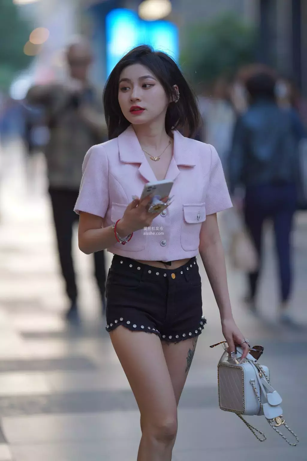 精选街拍作品 NO.1552 姓感街拍 黑色热裤 爱上辣妈紧身牛仔裤-丽图社