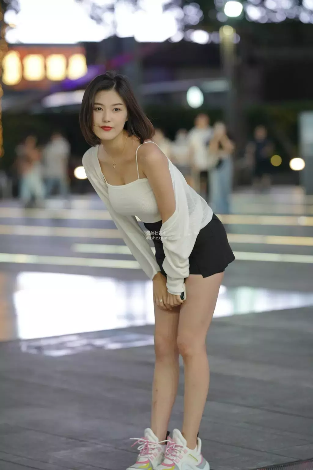 精选街拍作品 NO.1435 街拍漂亮的黑裙美女2 爱上辣妈紧身牛仔裤-丽图社