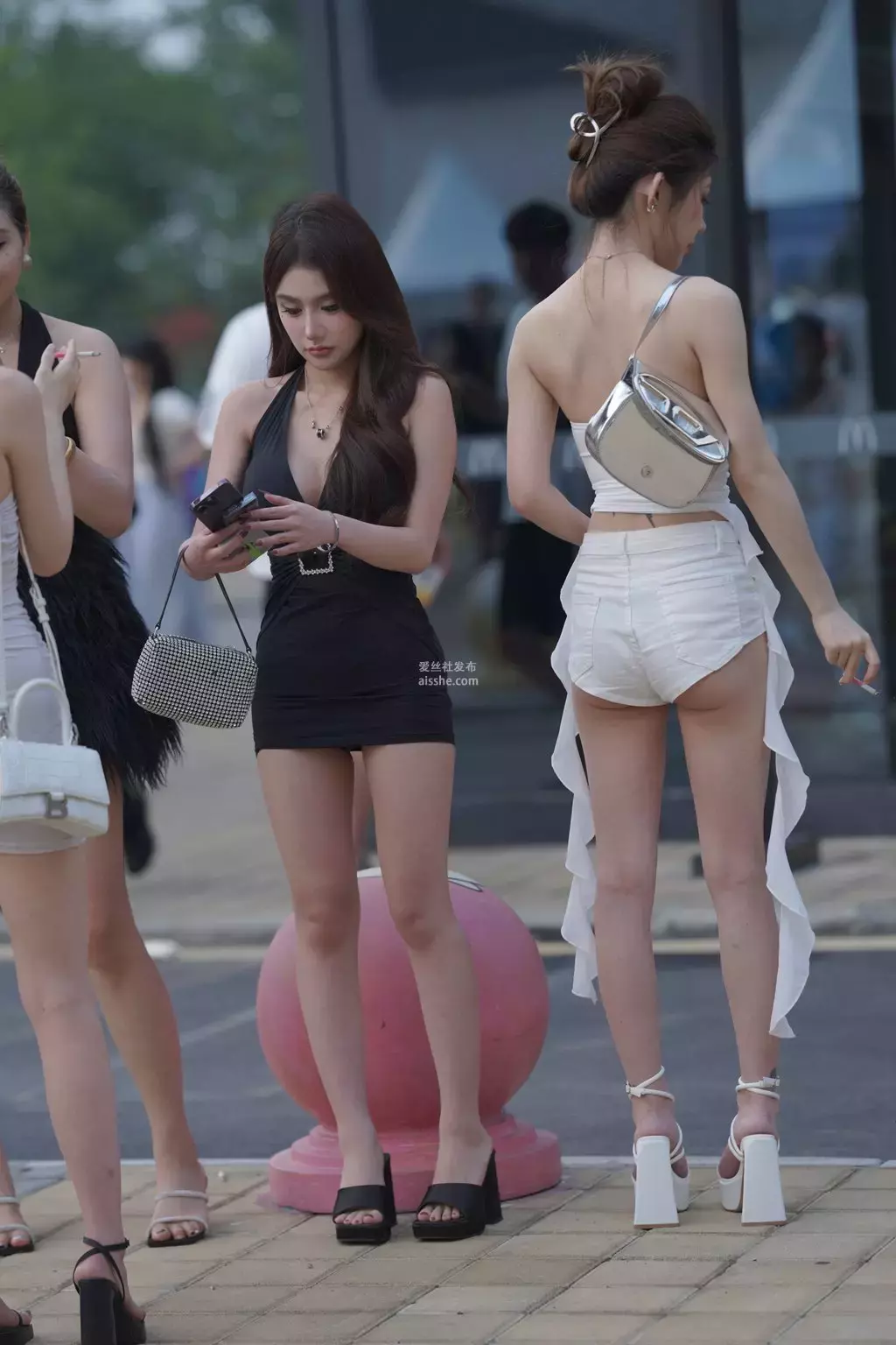 精选街拍作品 NO.2003 白色高跟热裤小姐姐 街拍旋风族-丽图社