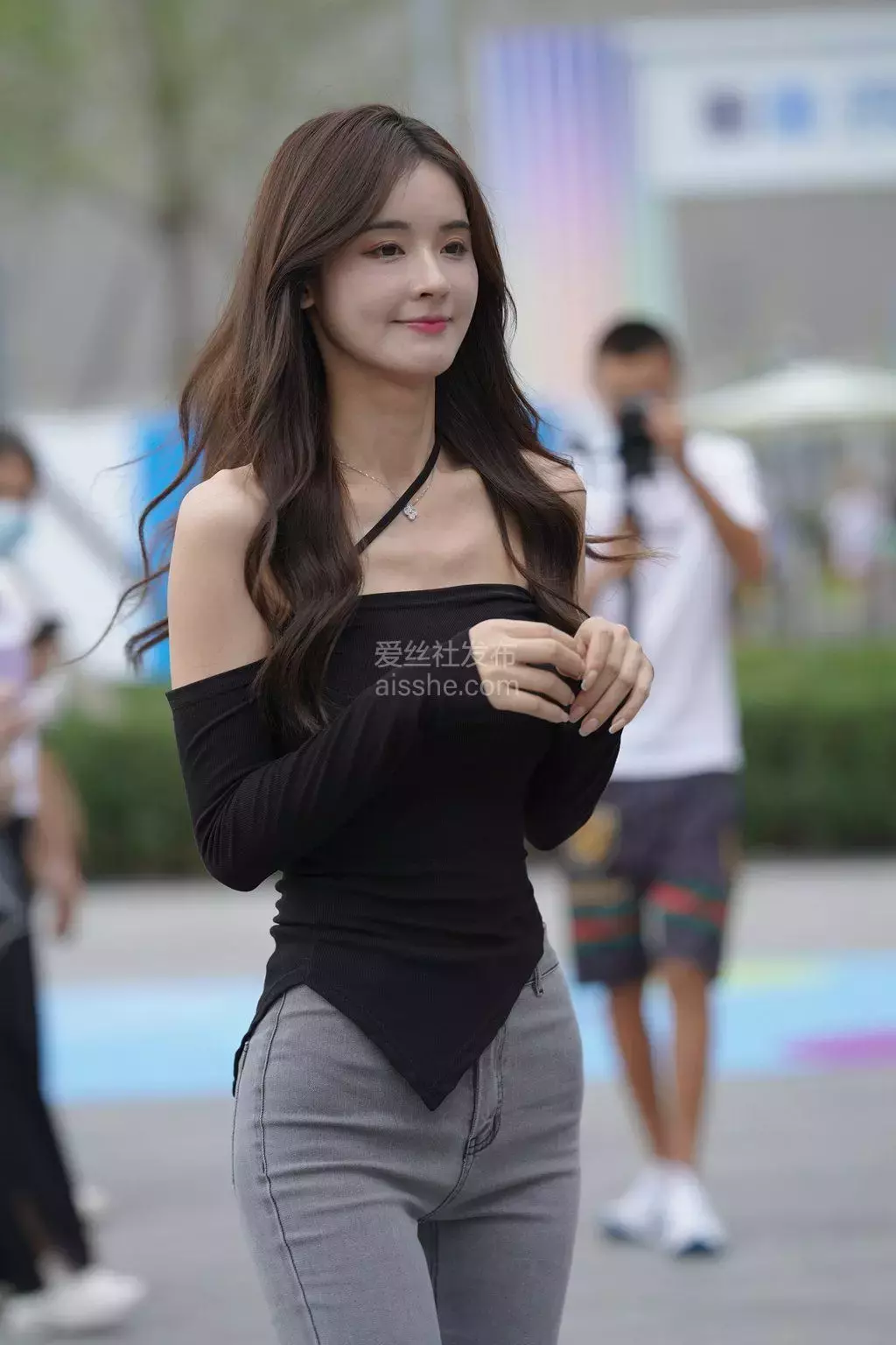 精选街拍作品 NO.1394 灰色牛仔黑衣美女 街拍美女丁隐照片-丽图社