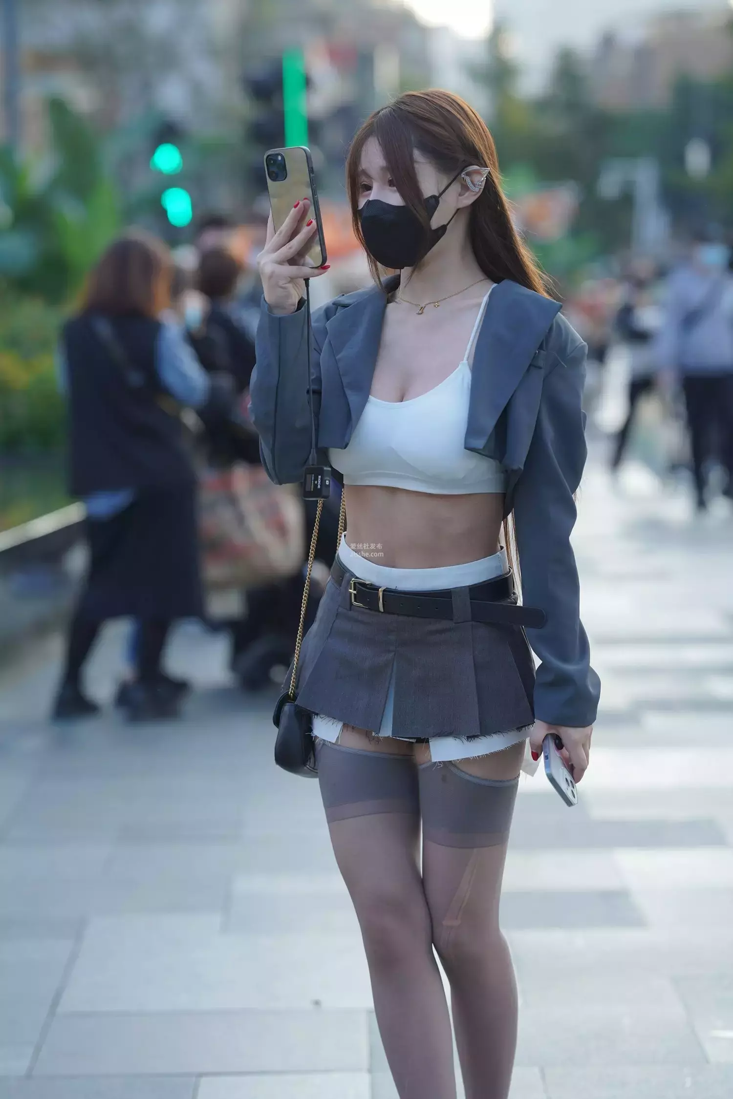 精选街拍作品 NO.1715 波涛汹涌灰丝美女 街拍走光美女-丽图社