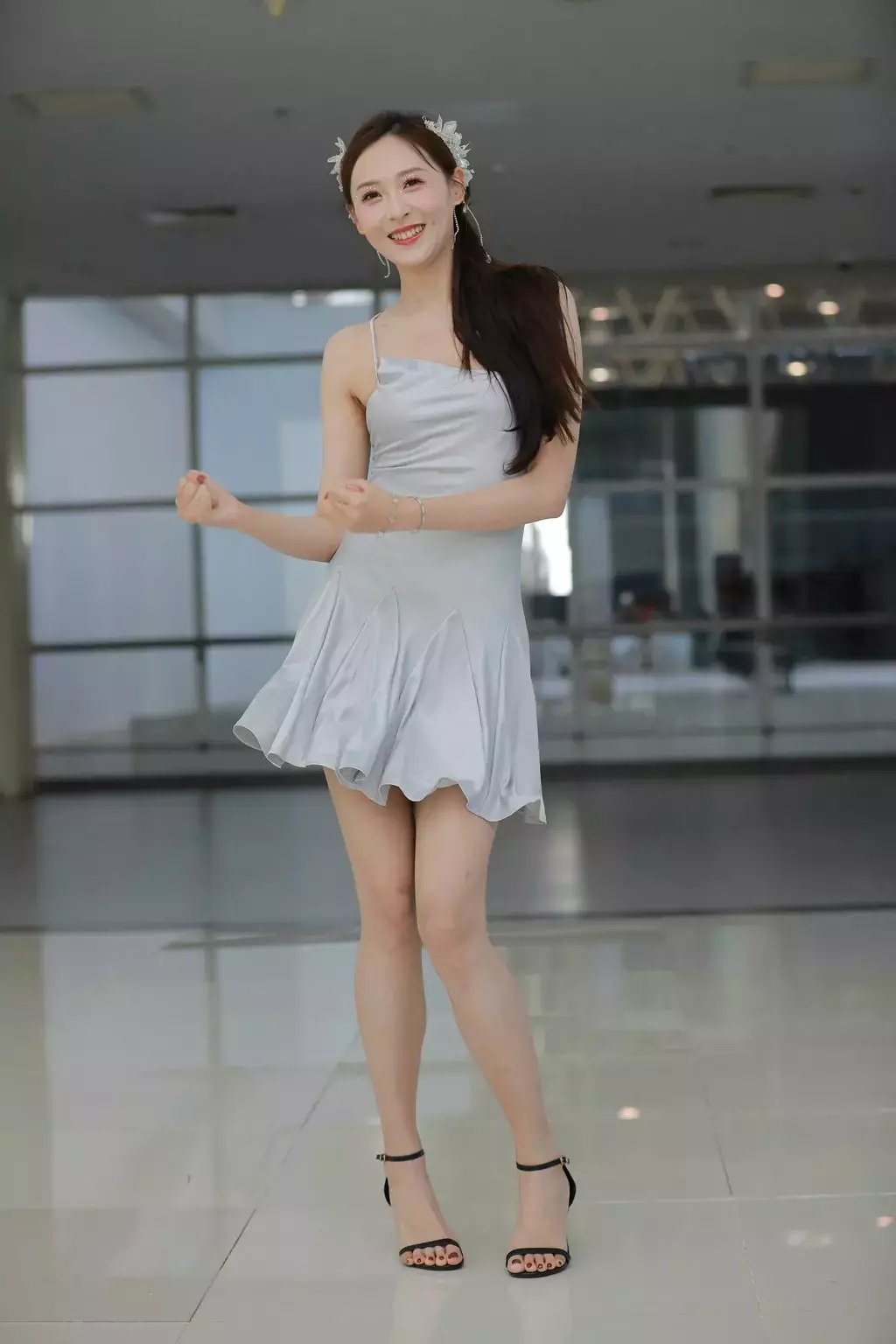 精选街拍作品 NO.2483 甜美淡雅灰裙 街拍熟女-丽图社