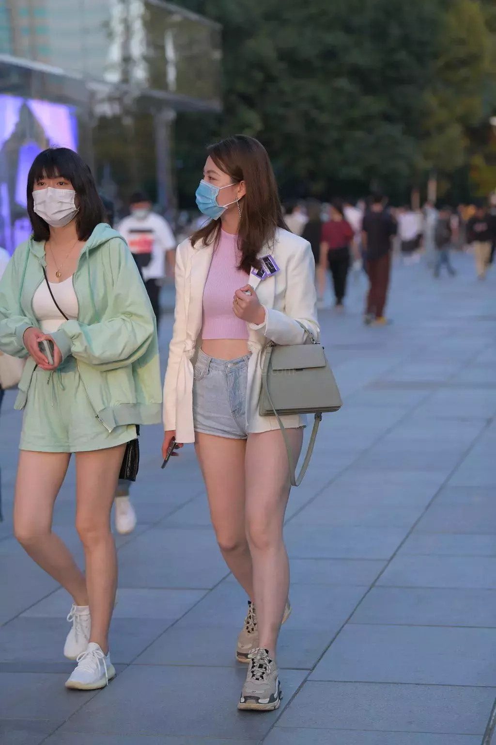 精选街拍作品 NO.1199 戴口罩的白衣美女 街拍长腿丝袜高跟美女写真集-丽图社