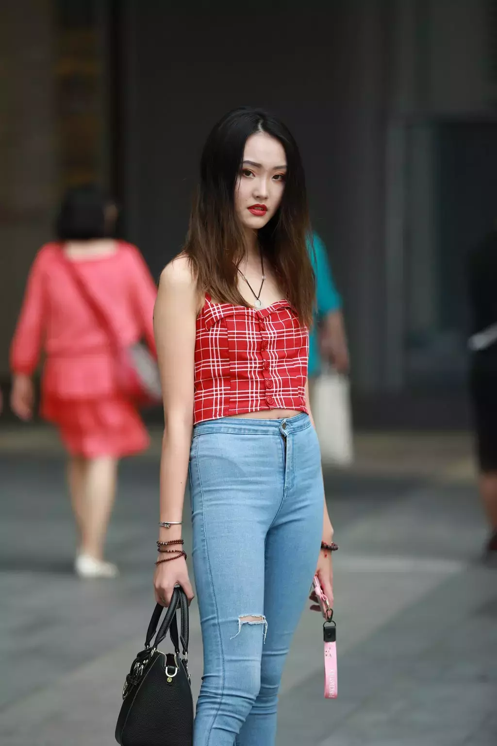 精选街拍作品 NO.2453 紧身牛仔裤美女 高清街拍漂亮美女组图-丽图社