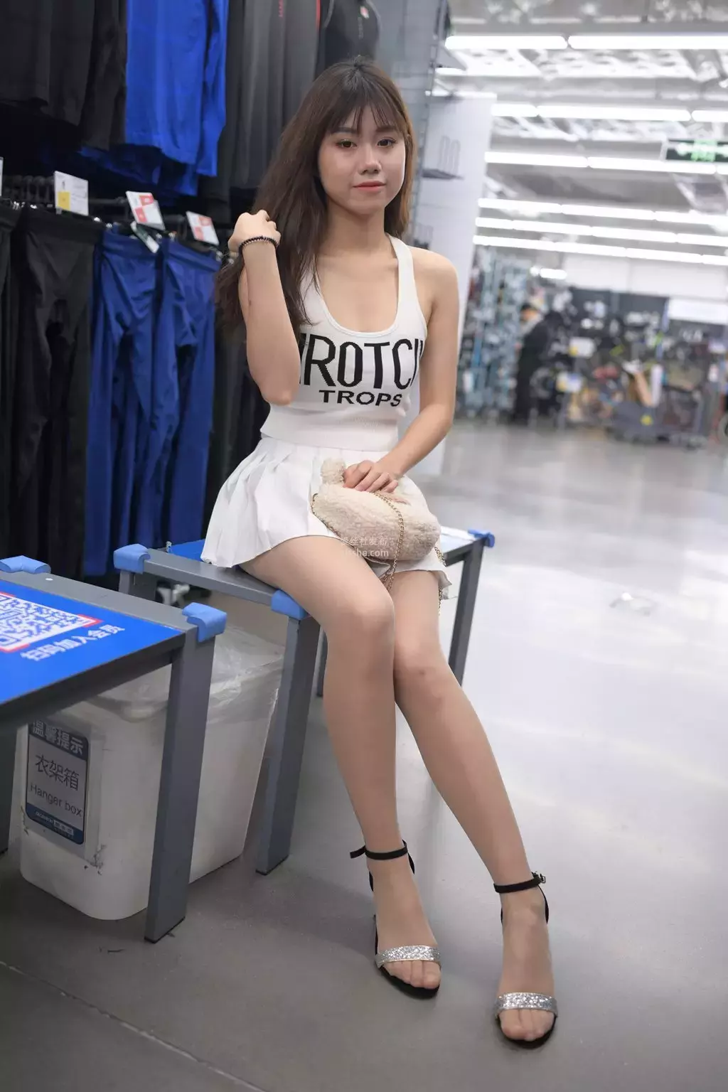 魔镜街拍 NO.085 程生街拍作品 – 买东西的依依-2 街拍美女丁隐照片-丽图社