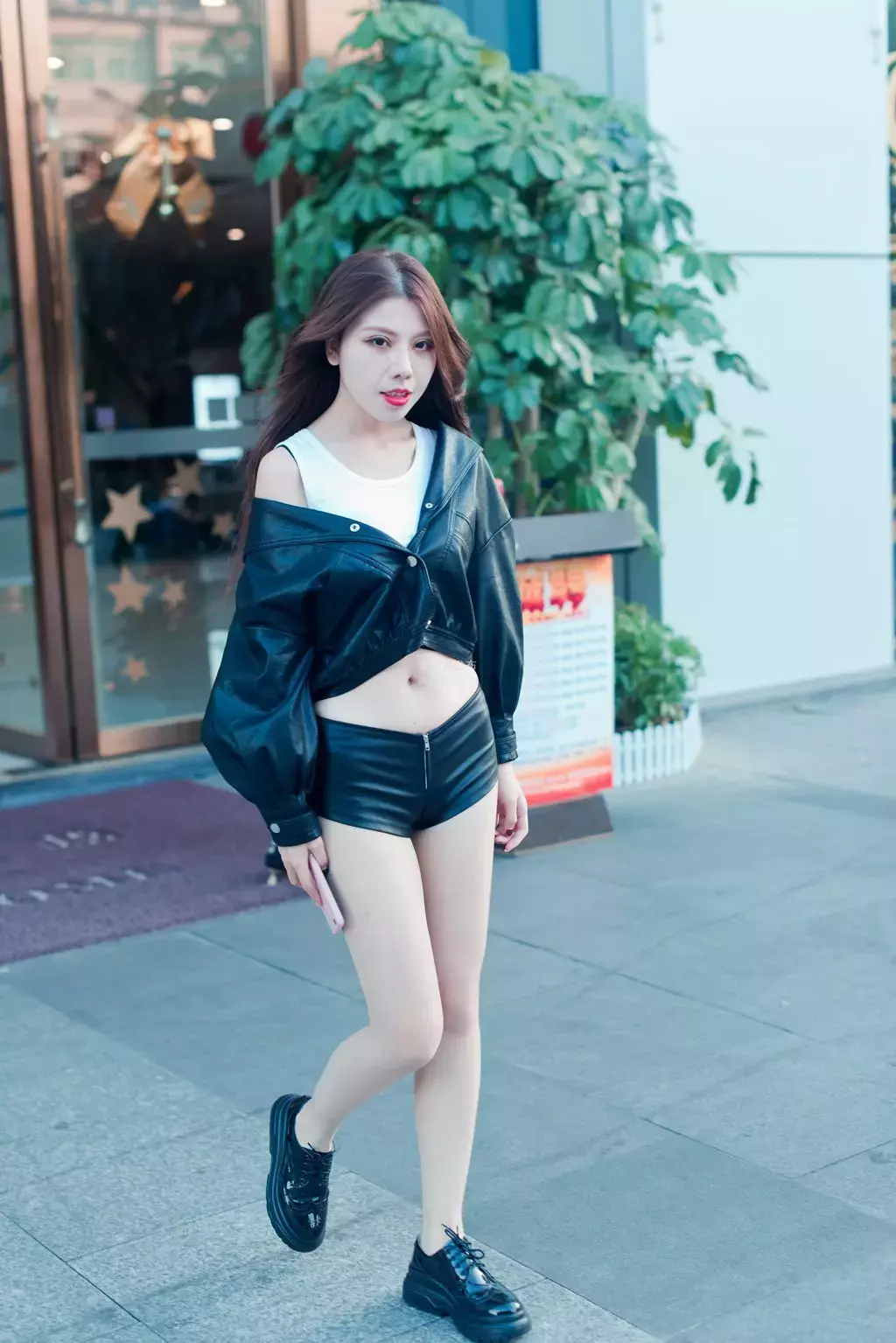 魔镜街拍 NO.117 非常紧致的美臀少父 街拍瑜伽裤-丽图社