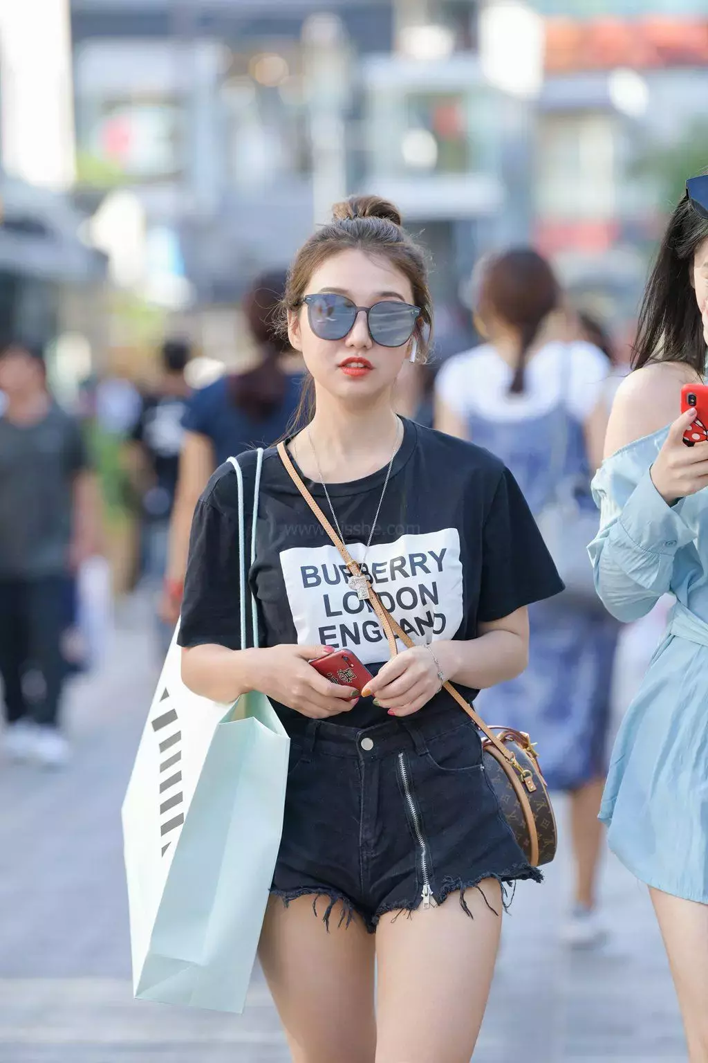 精选街拍作品 NO.1236 酷酷的黑色热裤月牙小姐姐 街拍熟女-丽图社