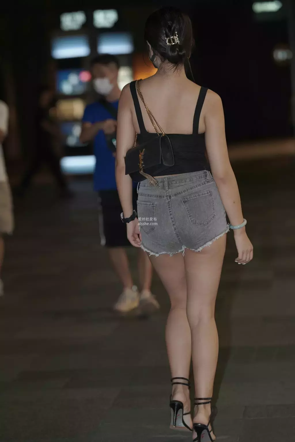 精选街拍作品 NO.2207 灰色热裤美背美腿2 街拍牛仔裤-丽图社