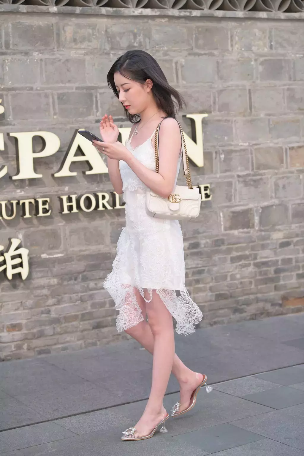 精选街拍作品 NO.2351 甜美白色连衣裙 明星爱街拍-丽图社