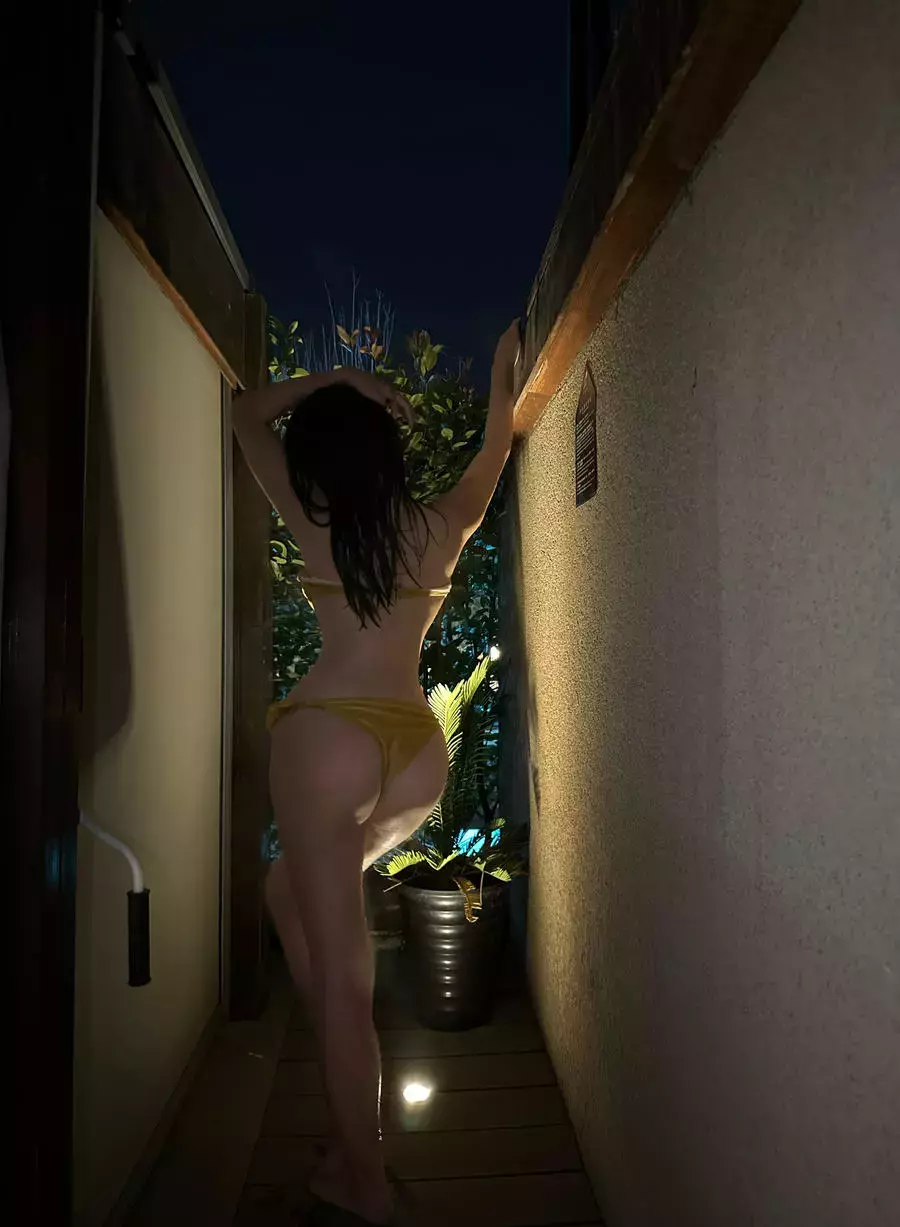 No.031 – 深夜游泳池 [22P 10V] 氧气美女 雪肌如玉 楚楚动人写真-丽图社