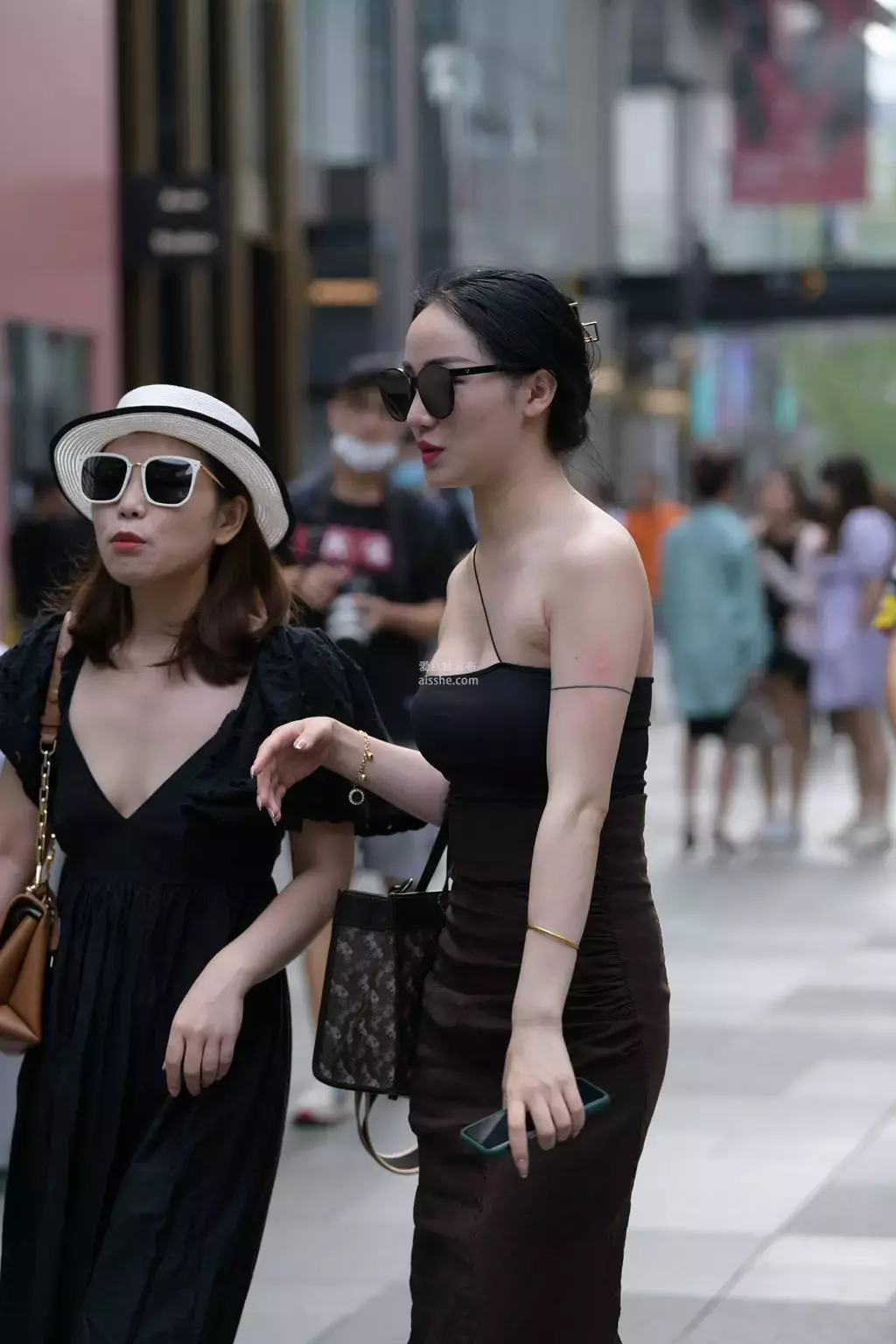 精选街拍作品 NO.2220 紧身包臀裙长香肩 清秀美女气质迷人街拍写真-丽图社