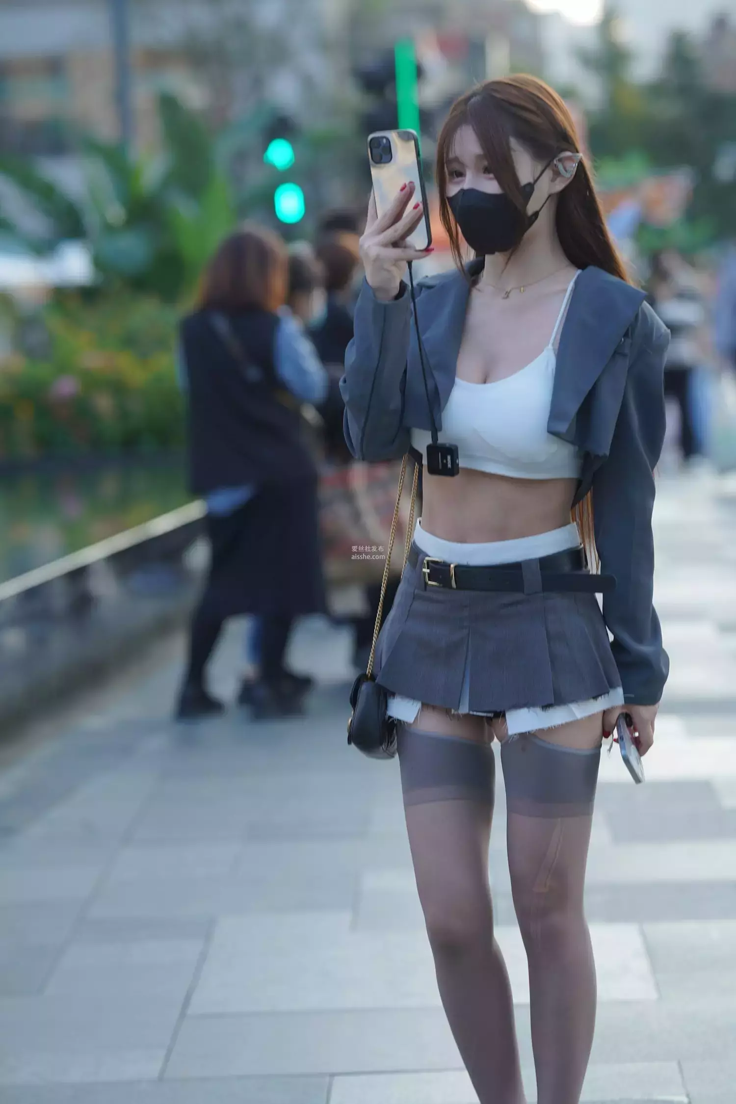 精选街拍作品 NO.1685 波涛汹涌灰丝美女 街拍超短裤-丽图社