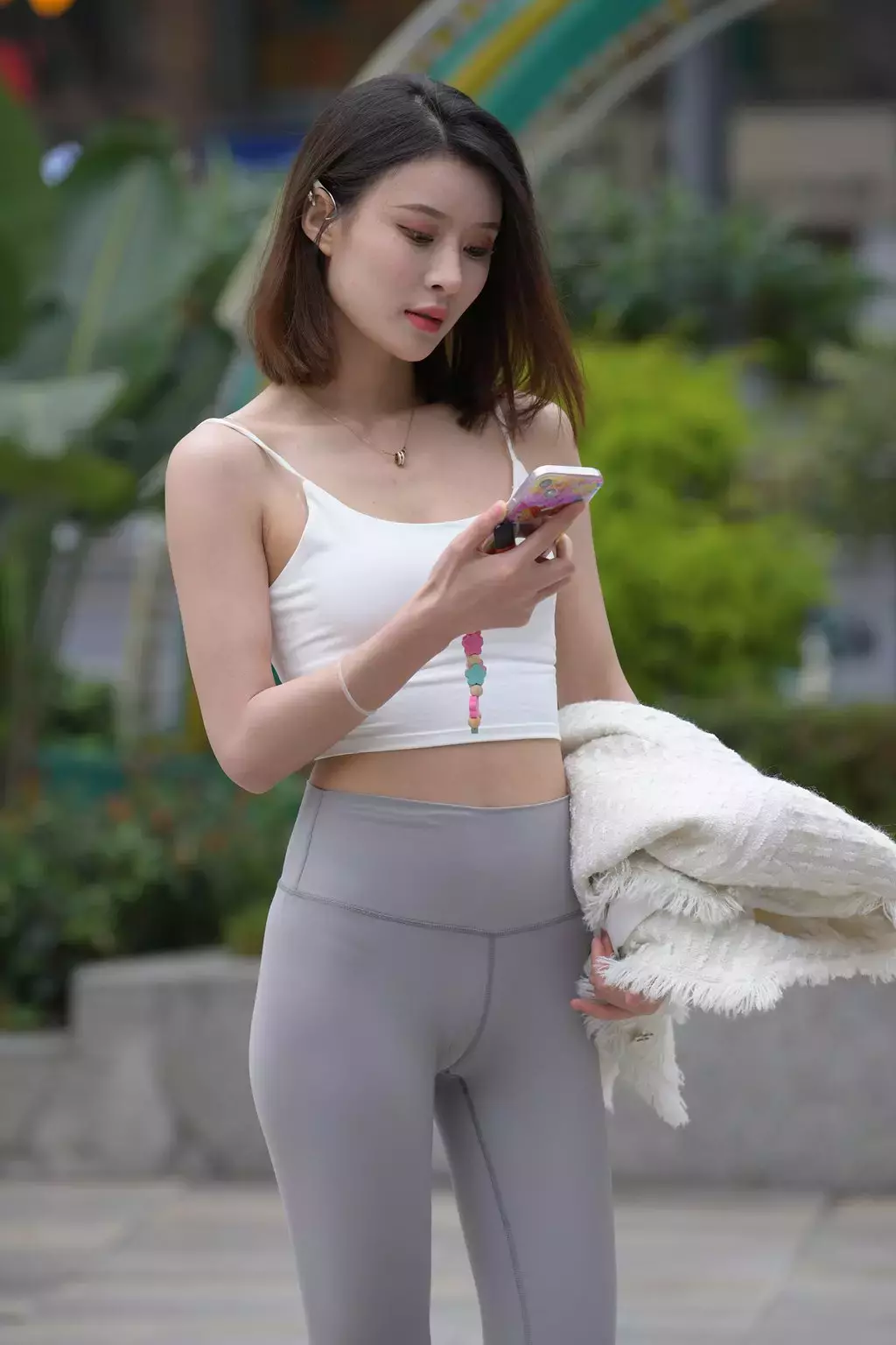 精选街拍作品 NO.1091 灰色瑜伽裤美女1 街拍第一站大师-丽图社