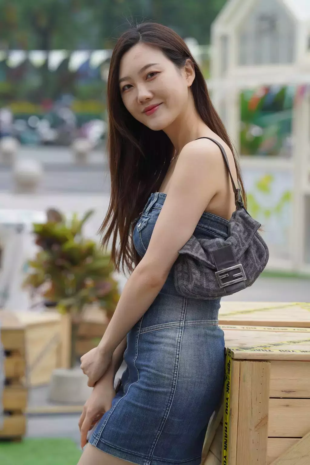 精选街拍作品 NO.1073 不在纠缠10 爱上辣妈紧身牛仔裤-丽图社