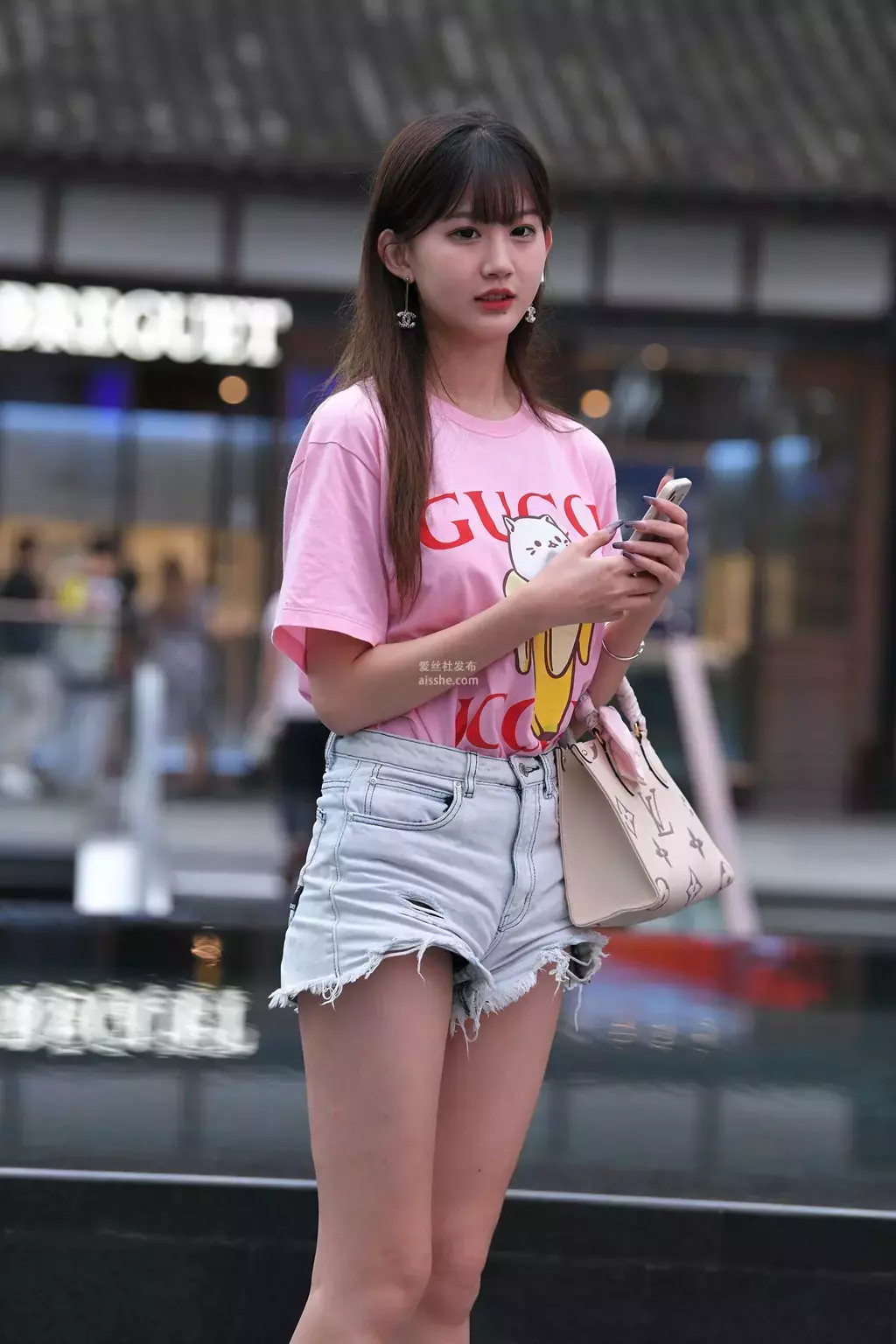 精选街拍作品 NO.1440 粉衣牛仔热裤小姐姐2 街拍三里屯-丽图社
