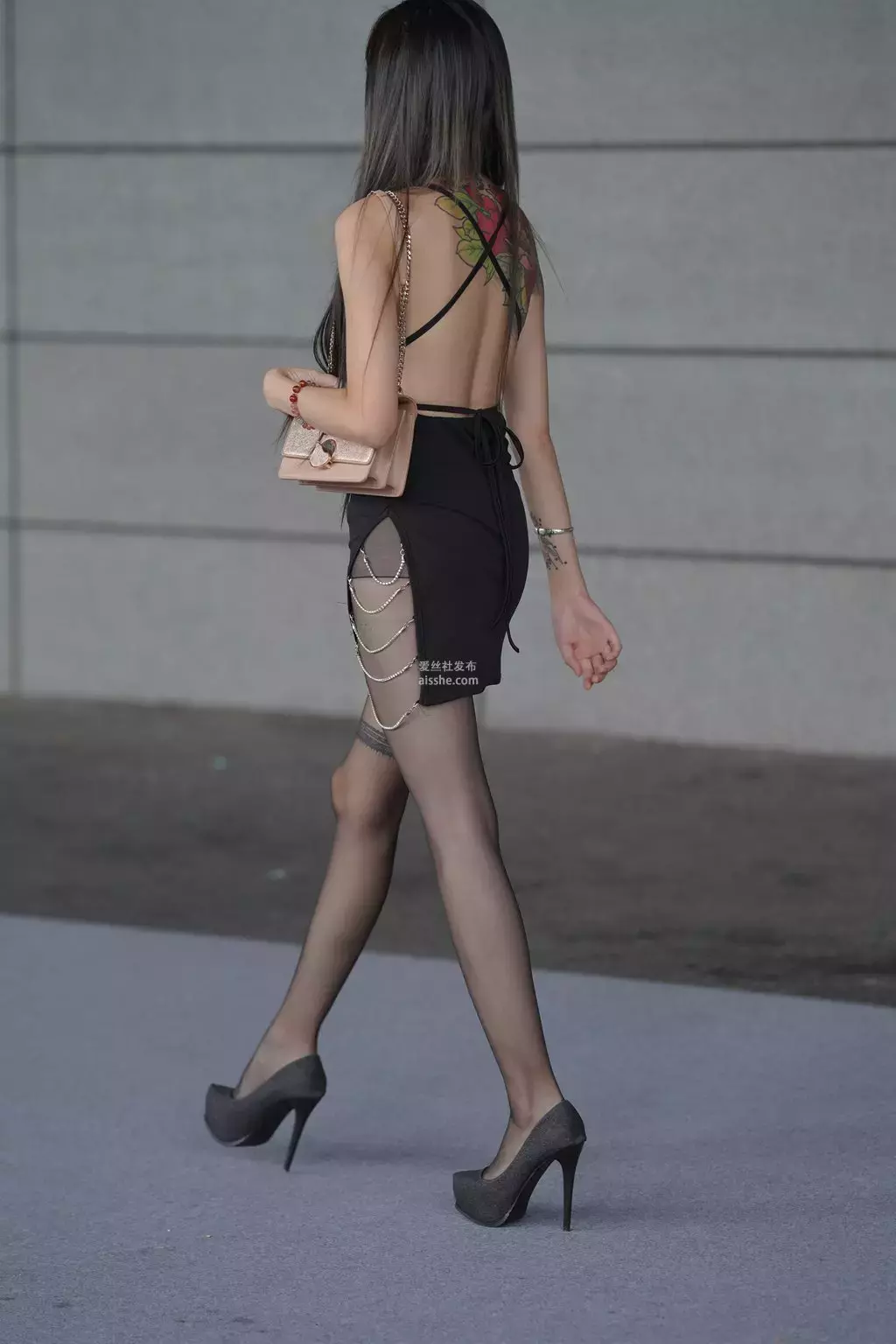 精选街拍作品 NO.1444 嘿丝长腿逛车展2 明星爱街拍-丽图社