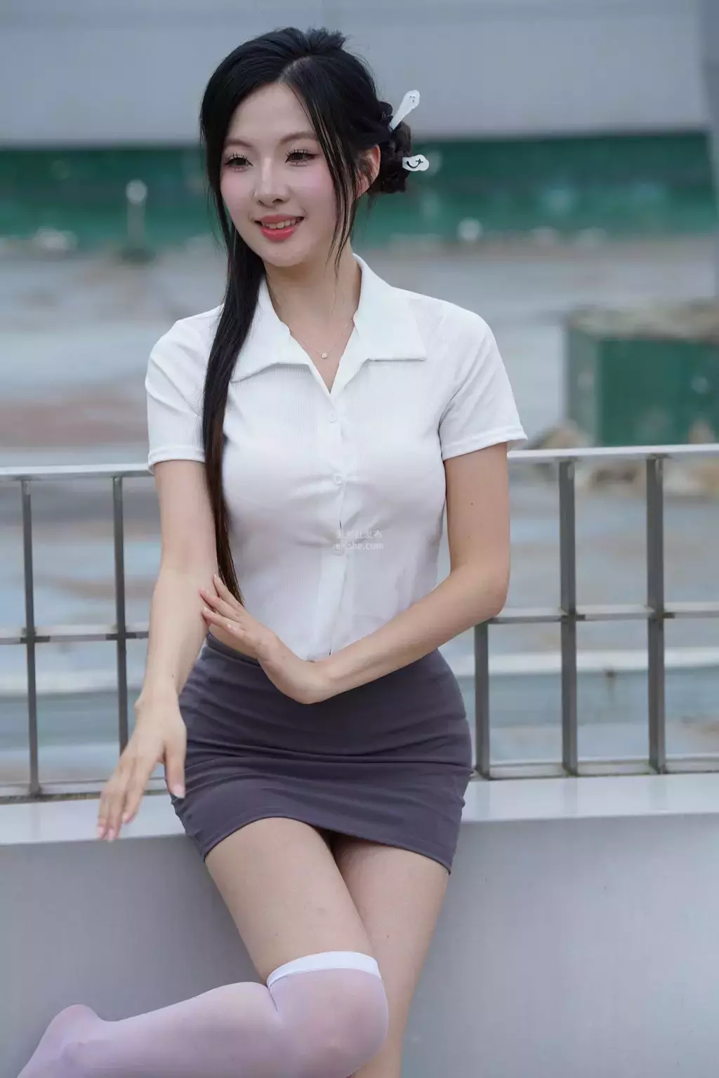 精选街拍作品 NO.2230 灰色修身裙2 女神街拍高清壁纸美女-丽图社