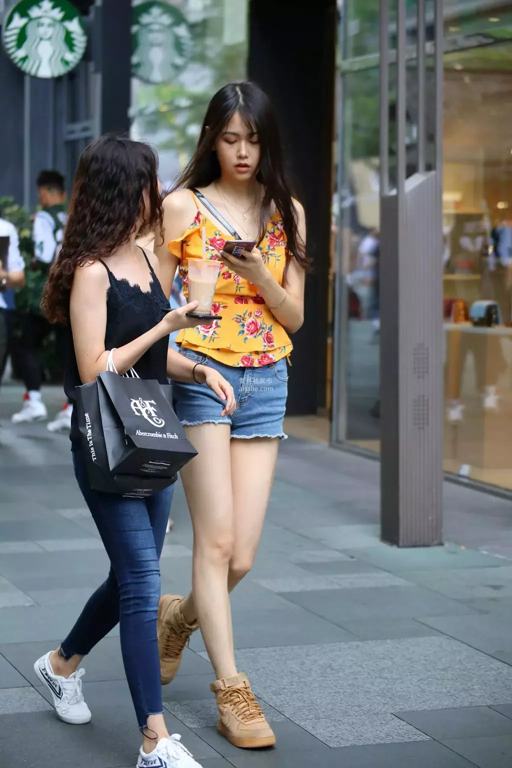 精选街拍作品 NO.1545 热裤大长腿的美眉 杭州街拍-丽图社