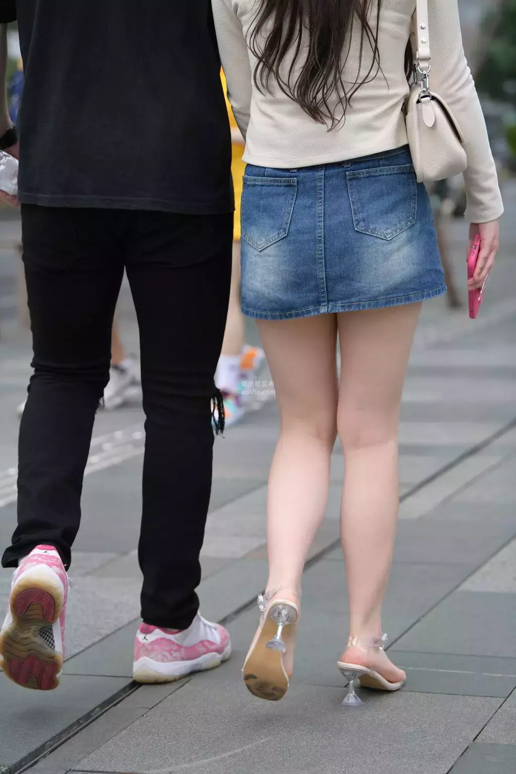 精选街拍作品 NO.2302 温婉牛仔裙 爱上辣妈紧身牛仔裤-丽图社