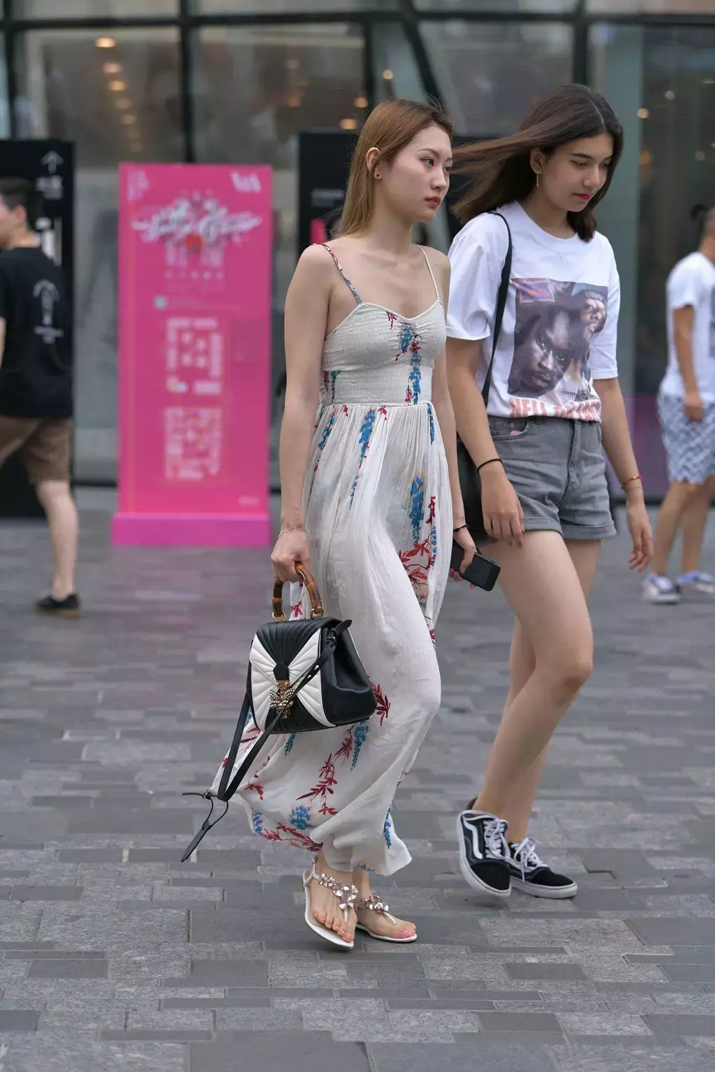 精选街拍作品 NO.1248 飘逸的吊带长裙 街拍美女尴尬瞬间-丽图社