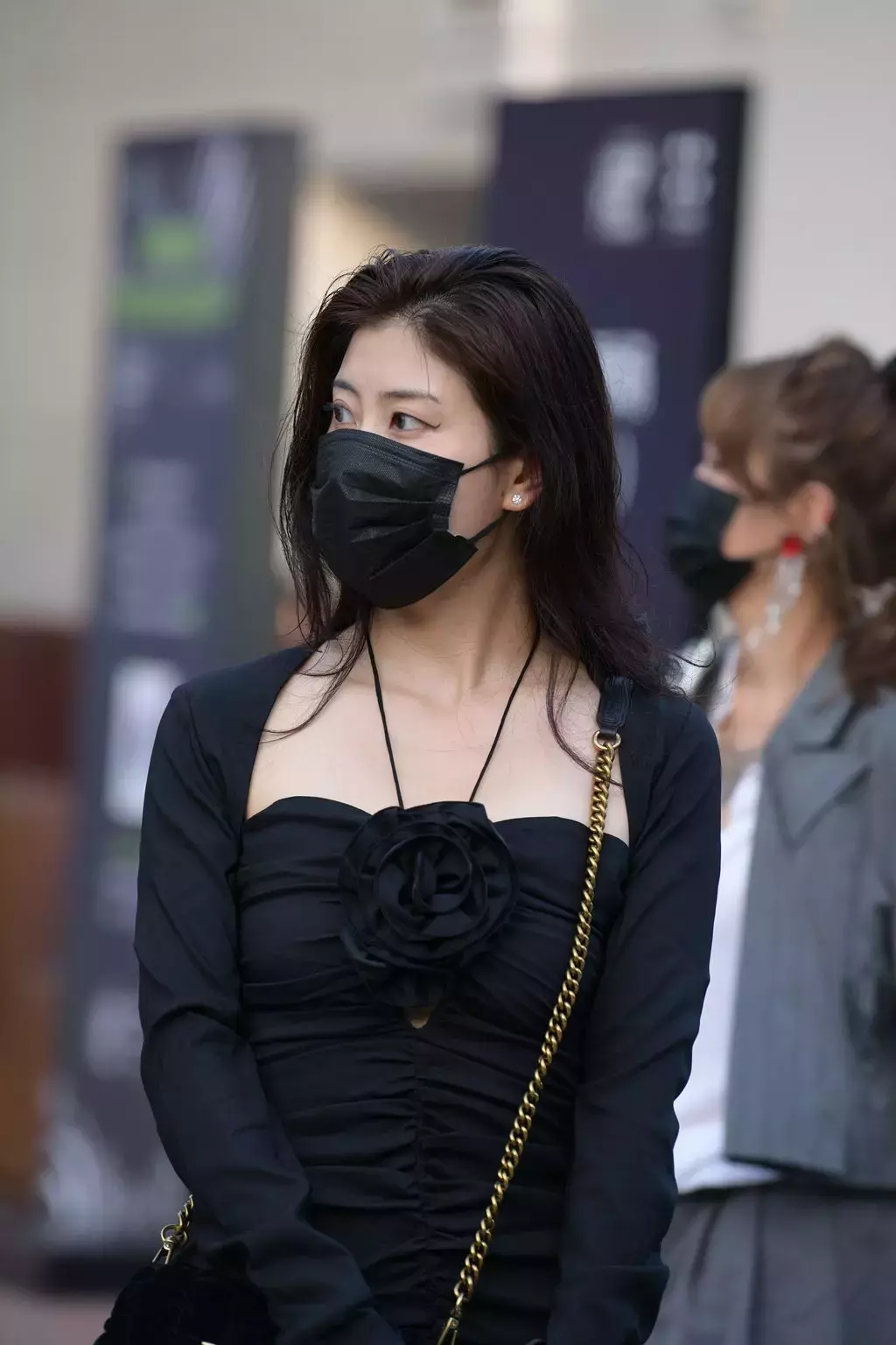 精选街拍作品 NO.2450 黑色褶皱修身裙 超高清街拍性感美女照片写真大全-丽图社