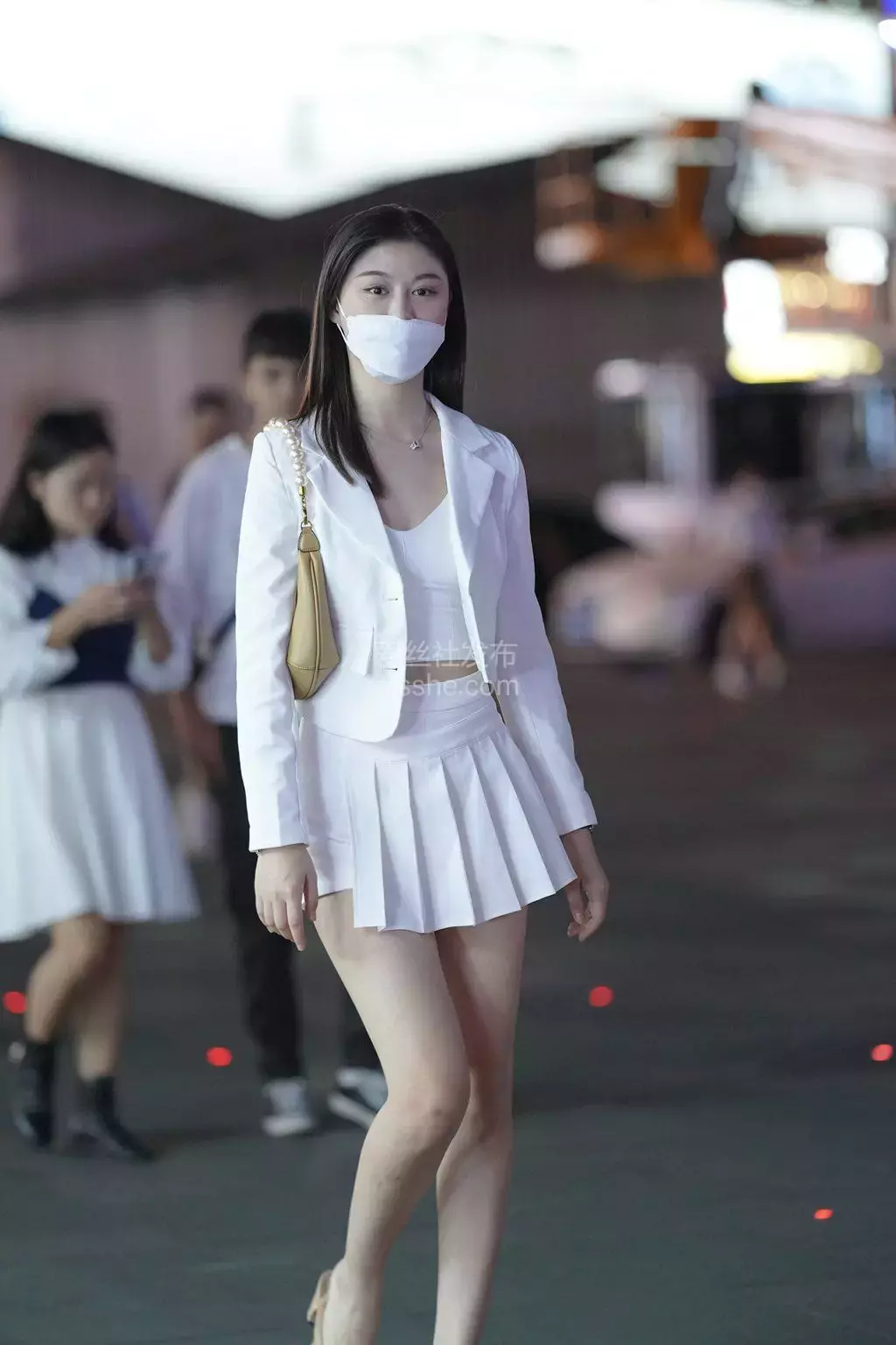 精选街拍作品 NO.1351 肤白貌美百褶裙美女 街拍美女丁隐照片-丽图社