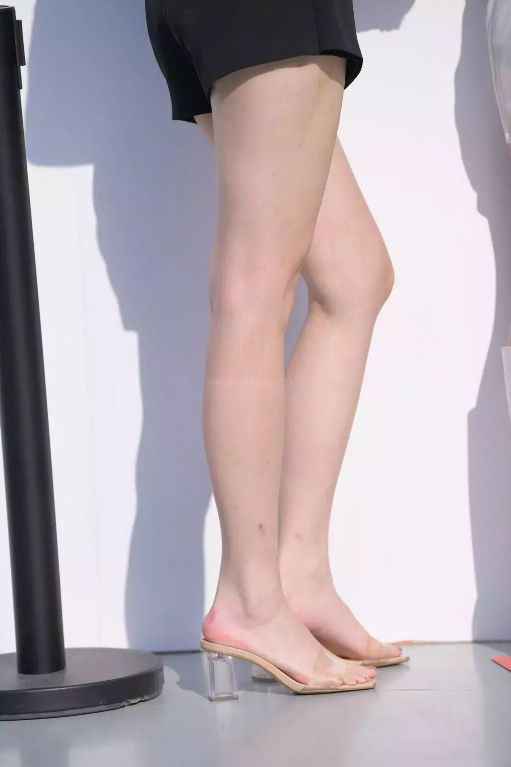 精选街拍作品 NO.1234 戴着粉色口罩的气质小姐姐 街拍 英文 街拍图片-丽图社