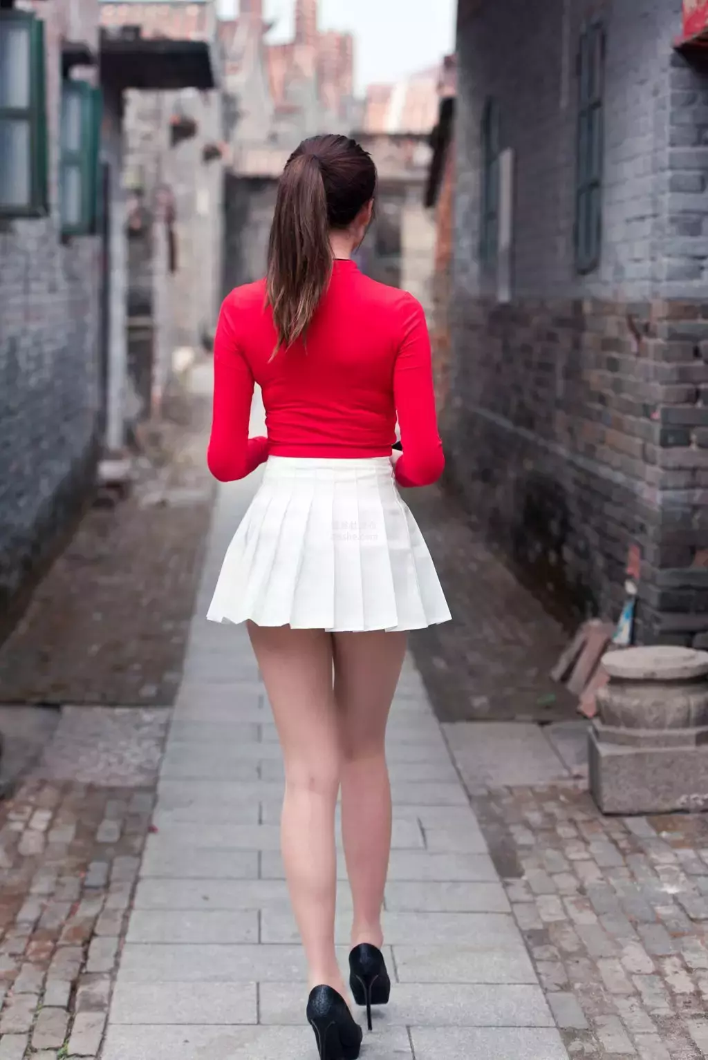 魔镜街拍 NO.118 红衣白裙极品丝族美女春光闹古村-2 街拍LOOK-丽图社