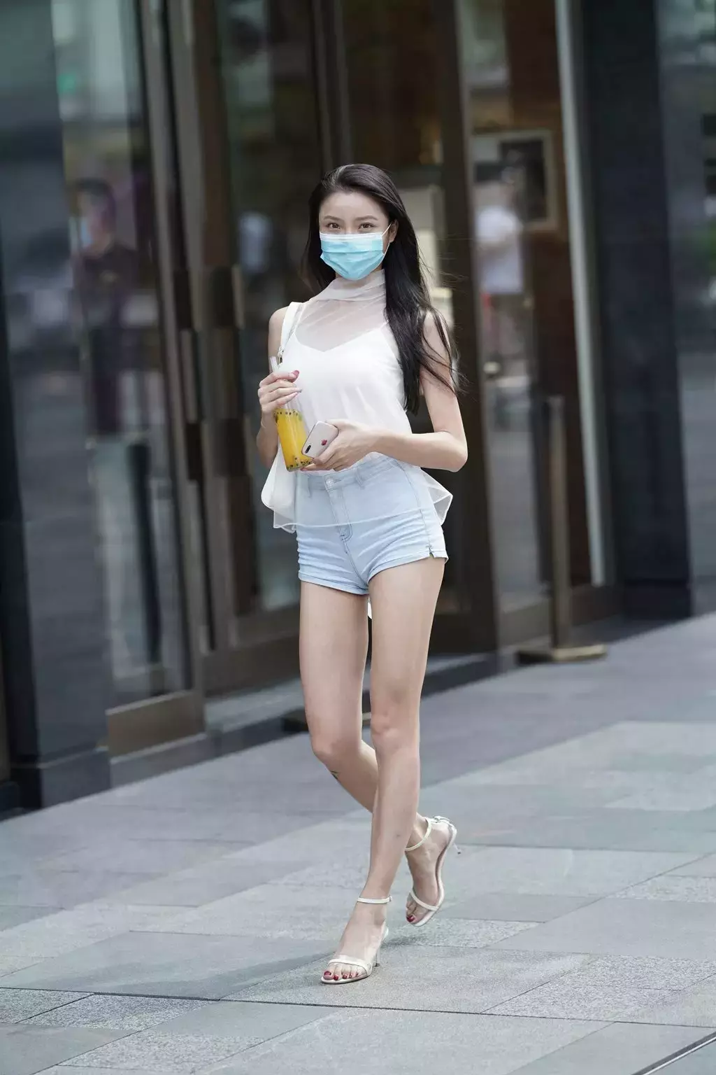 精选街拍作品 NO.1097 热裤月牙美女 街拍跟屁虫-丽图社