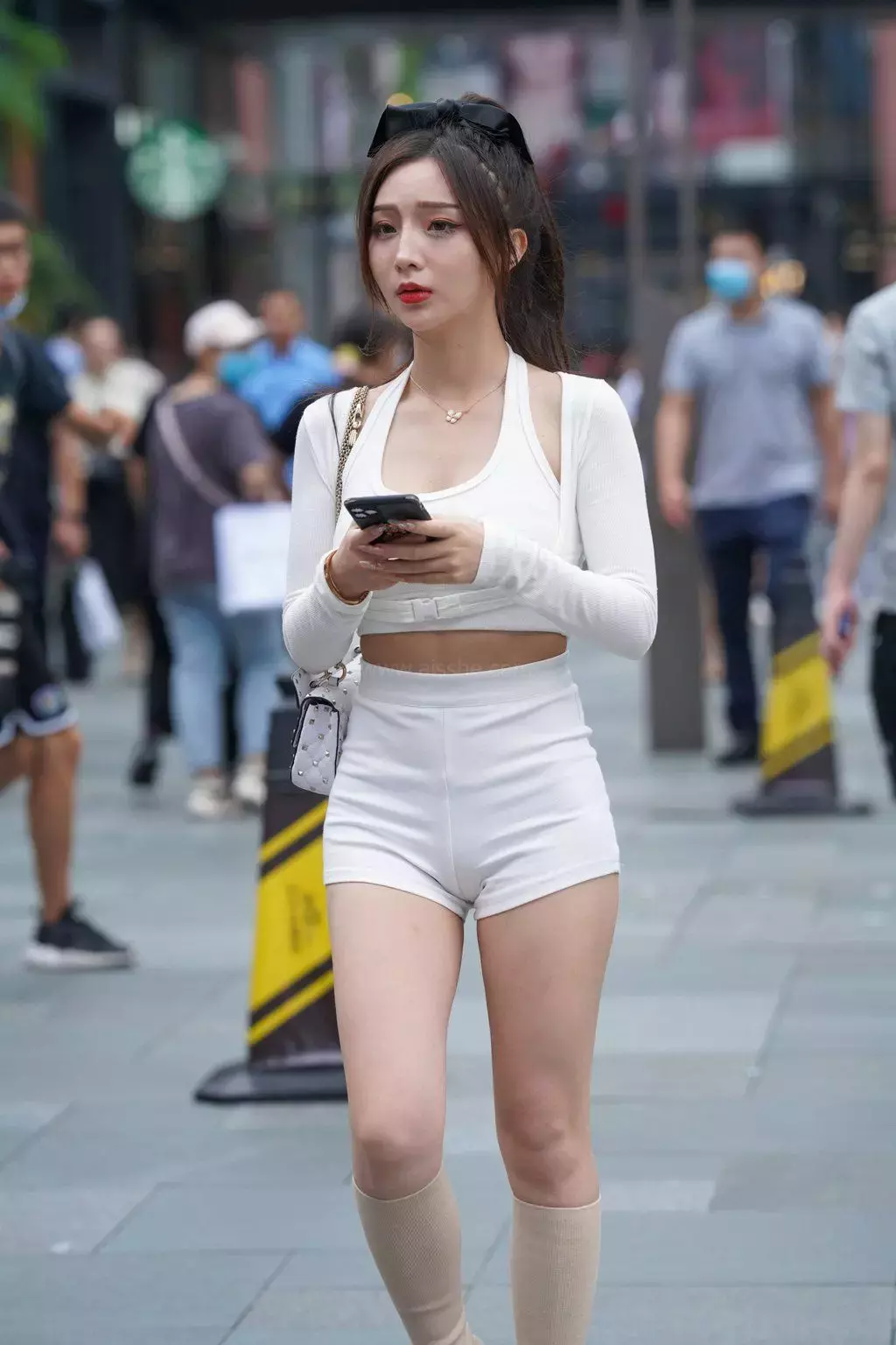 精选街拍作品 NO.1187 白色高腰热裤小姐姐 街拍牛仔裤-丽图社