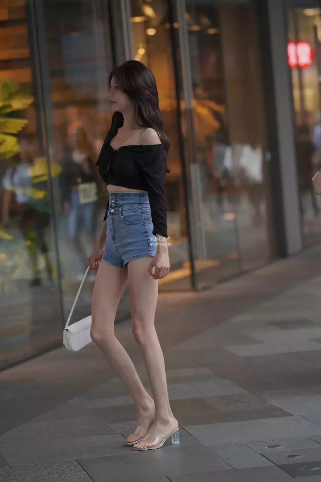 精选街拍作品 NO.2306 高腰牛仔短裤 街拍长腿丝袜高跟美女写真集-丽图社
