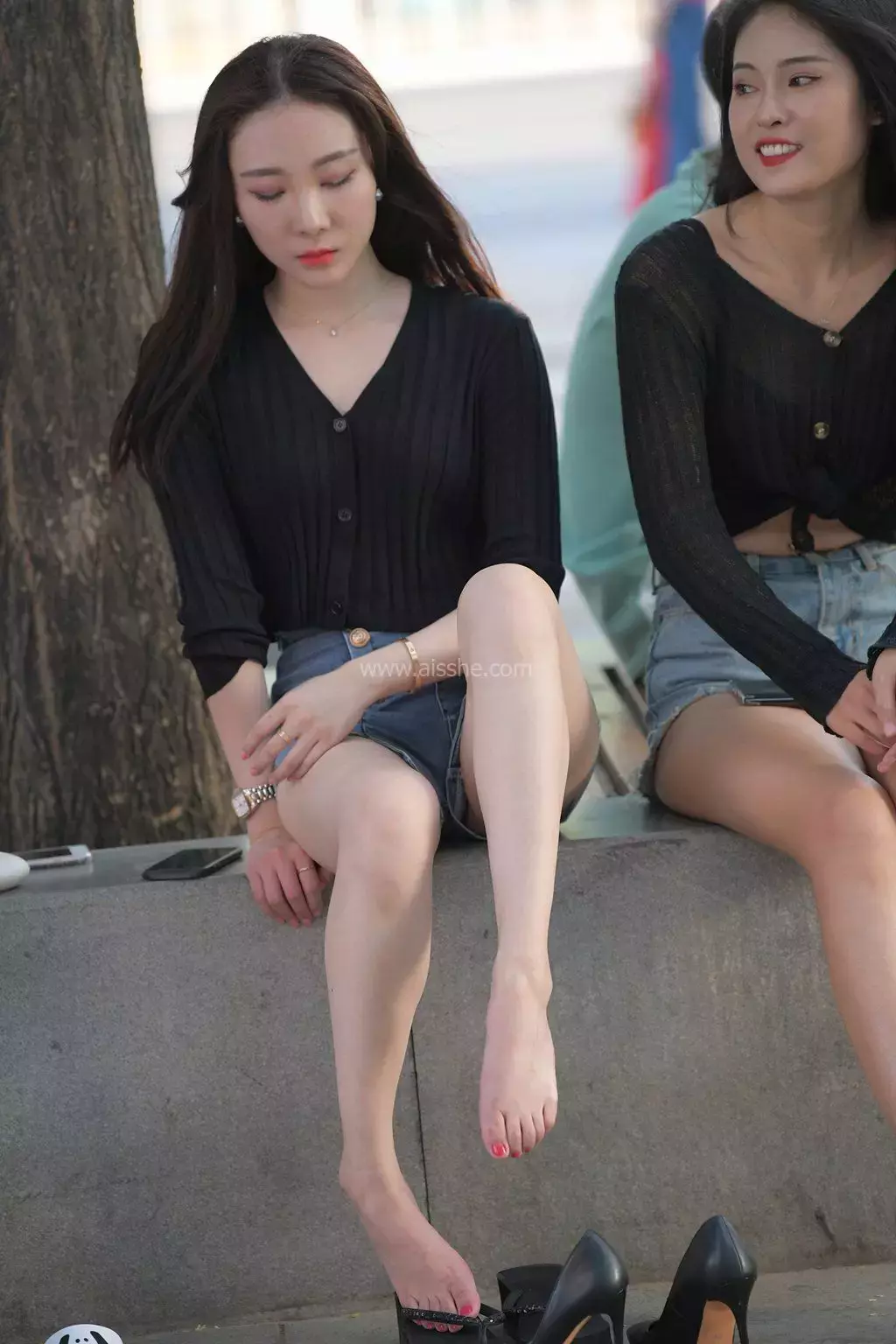 精选街拍作品 NO.1317 街拍之女神挑鞋卖萌 街拍走光美女-丽图社