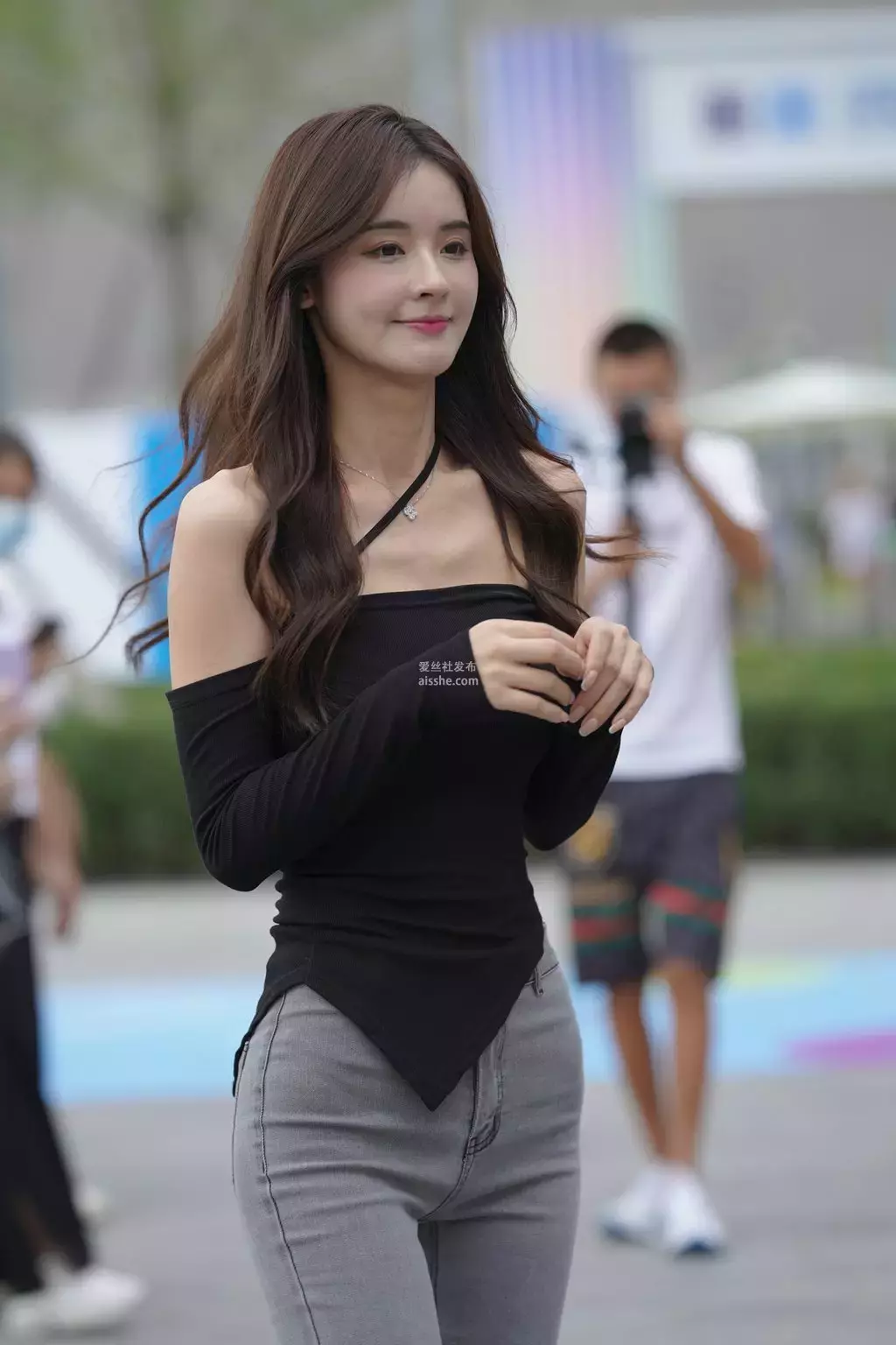 精选街拍作品 NO.2403 甜美牛仔裤小姐姐 有个性的时尚小姐姐街拍-丽图社