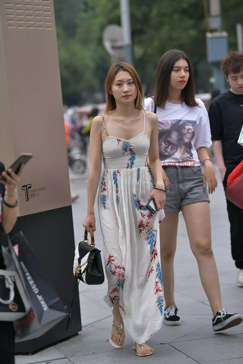 精选街拍作品 NO.1212 飘逸的吊带长裙 街拍超短裤-丽图社