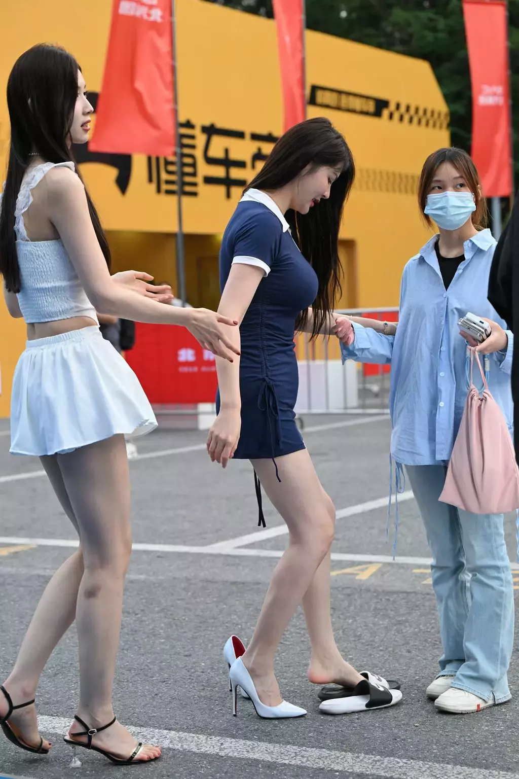 精选街拍作品 NO.2495 百褶裙美腿女神 街拍真空-丽图社